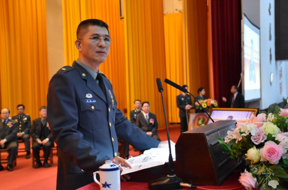 情報次長室少將助次洪鴻鈞有蛙人將軍稱號，是金門少數升任將軍的軍人之一，高齡90多歲的老母親一直以他為榮。（翻攝自國防大學臉書）