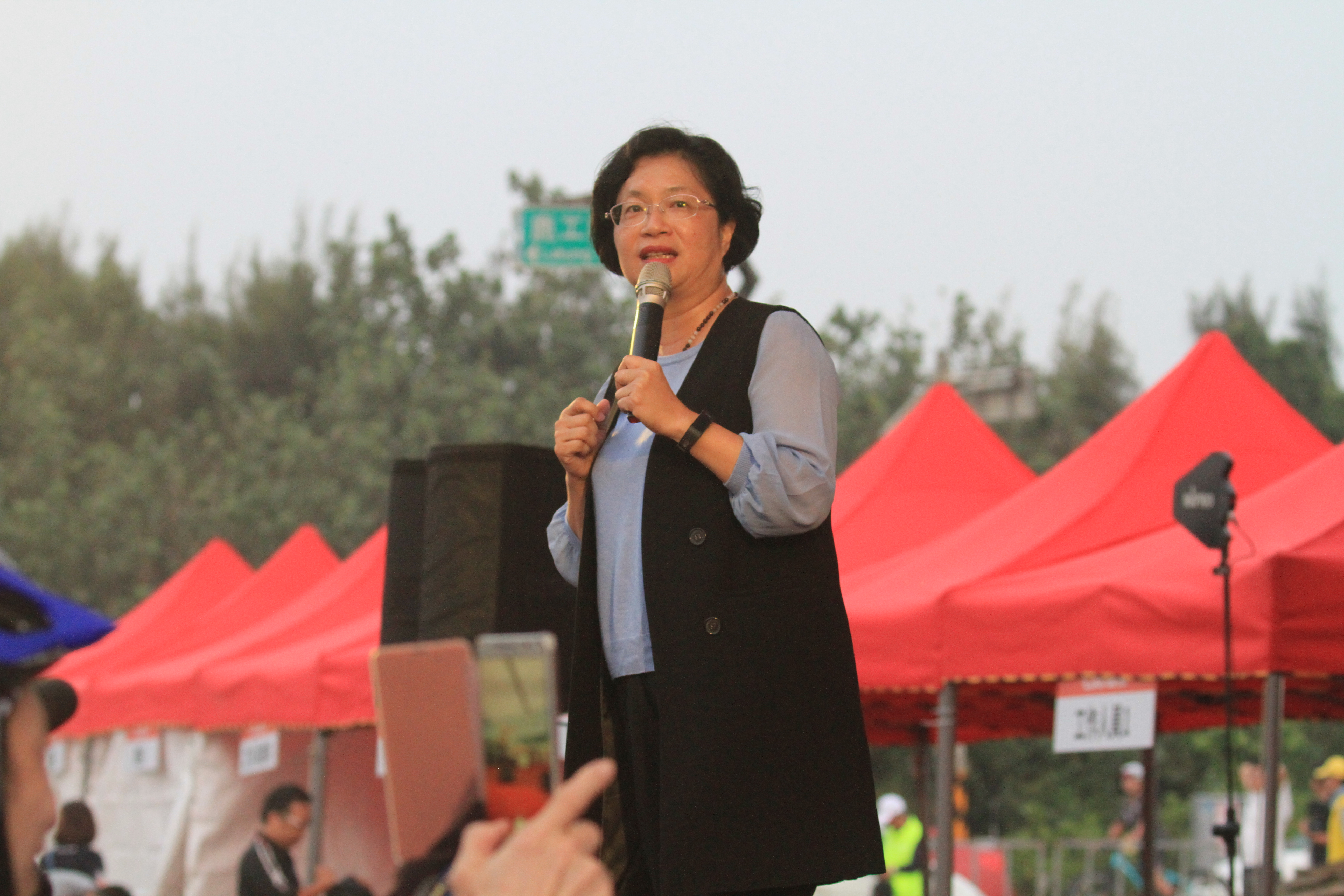 彰化縣長王惠美昨晚在臉書發文哀悼黑鷹事故，卻提到年金改革保障不足的問題。