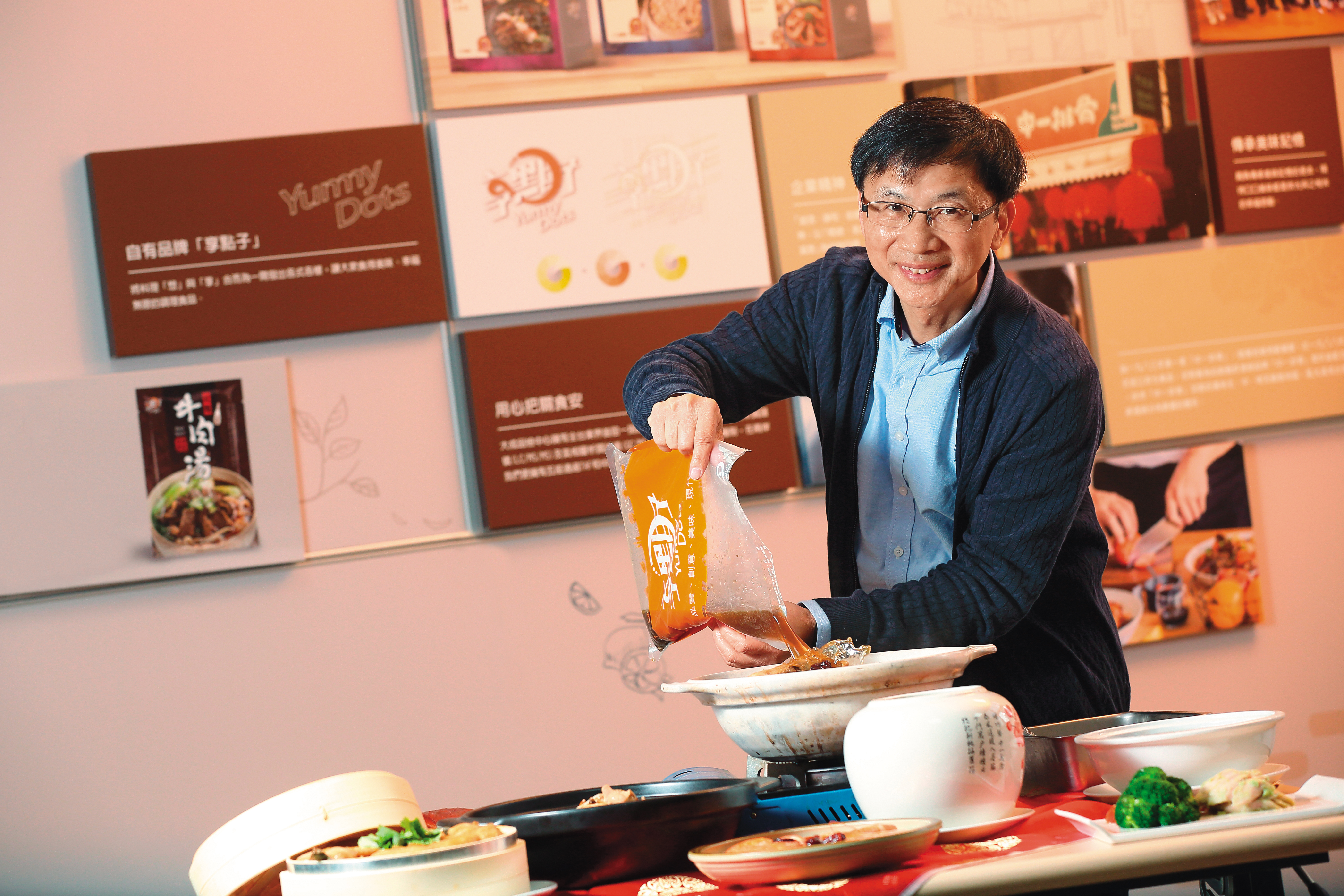 詹金和帶領欣光食品從「中一排骨」央廚，轉型打入各大連鎖餐飲品牌代工，7年前推出自有品牌「享點子」調理包，年收6.6億元穩坐中餐代工王。