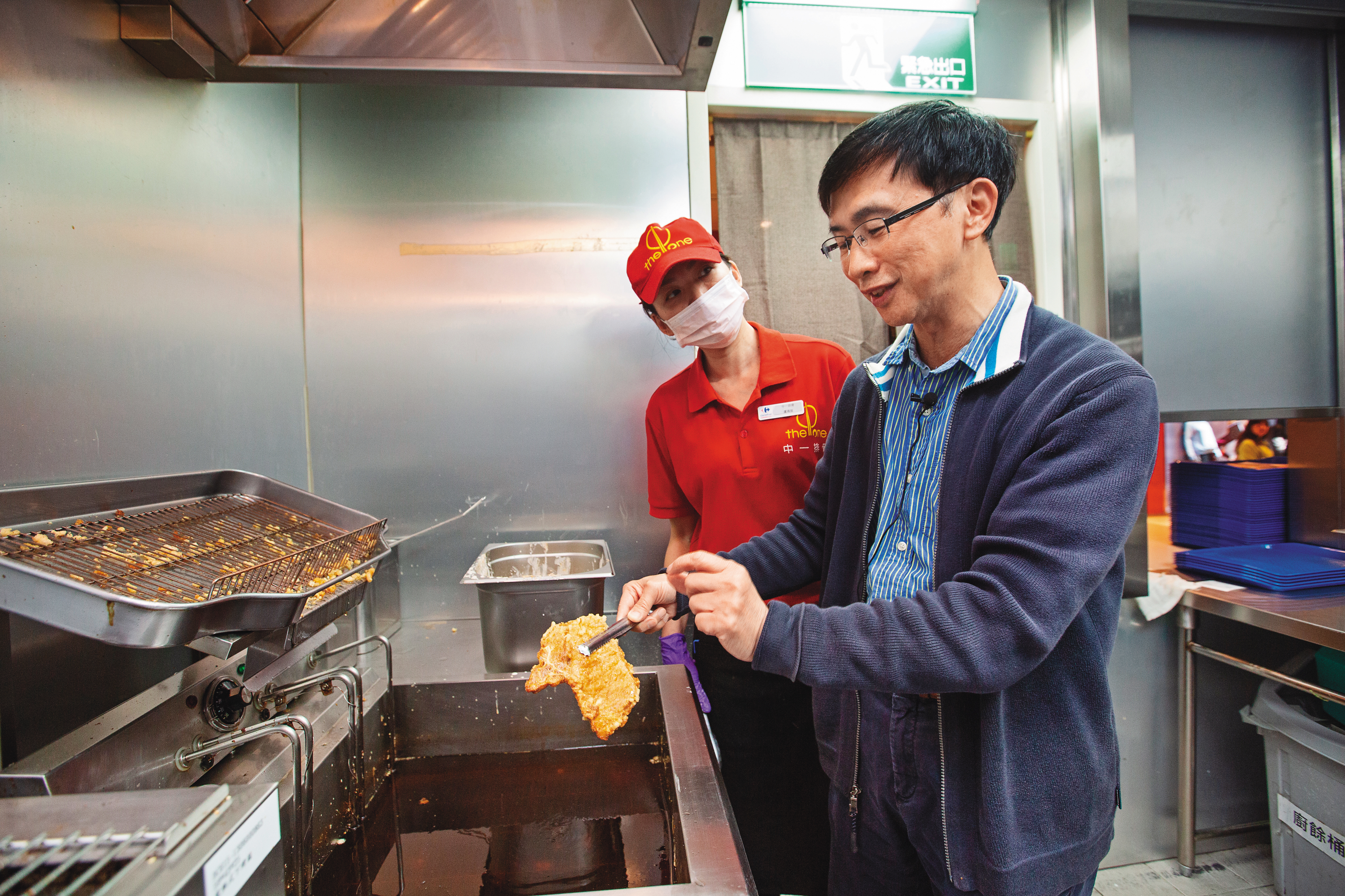 工程師訓練讓詹金和對於每一塊排骨厚度、大小都十分講究，圖為他巡視中一排骨門市廚房。