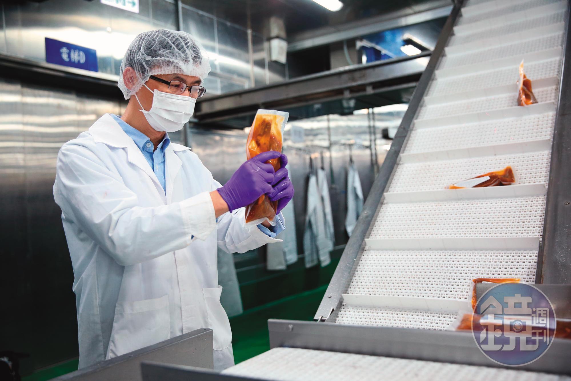 牛肉麵多達50道工序，牛肉、高湯與牛油分別處理好後，才進入自動充填、急速冷凍包裝產線。