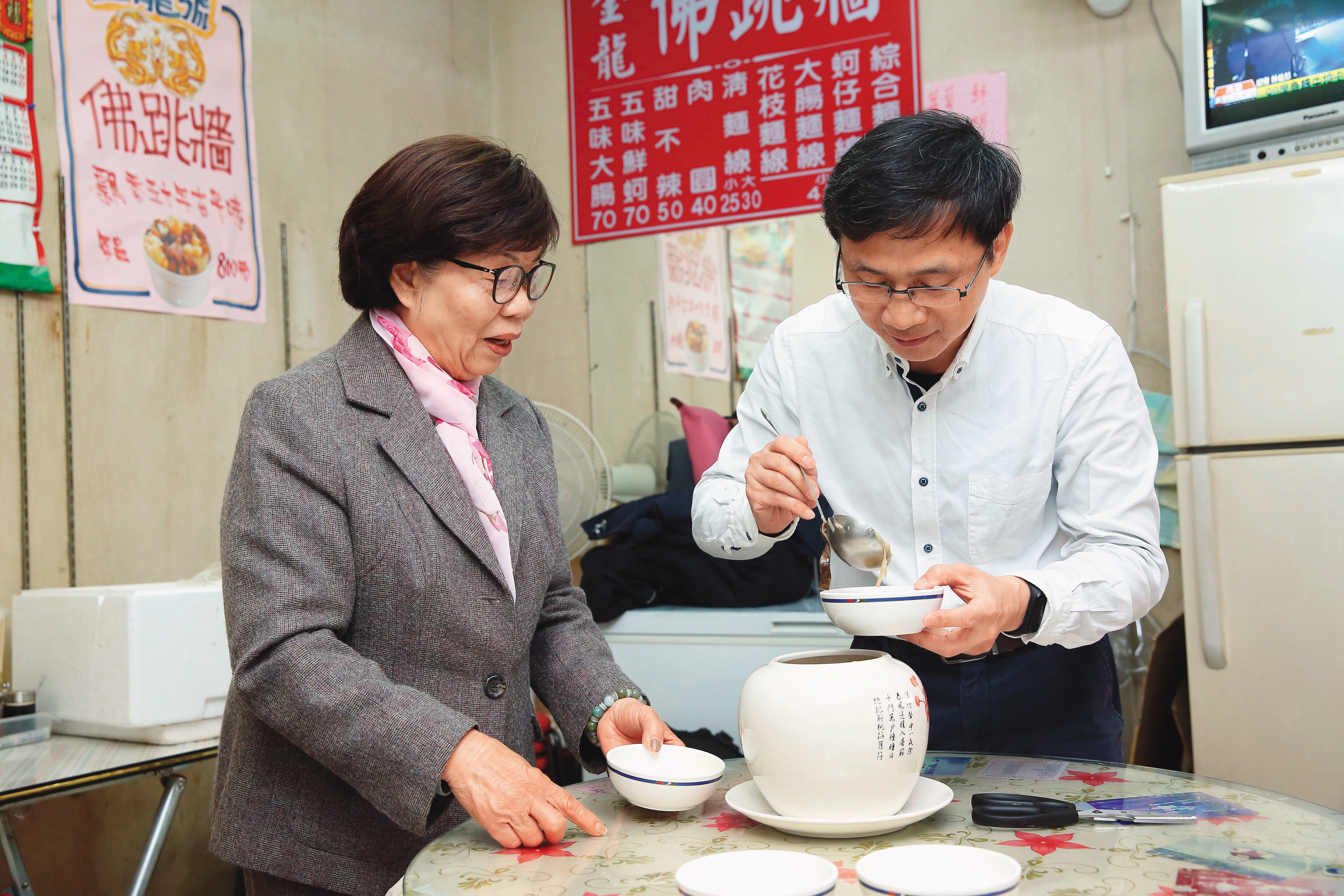為保留傳統台菜滋味，欣光和濱江街70年老店「連金龍佛跳牆」合作推調理包，詹金和（右）和創辦人連太太（左）試菜。