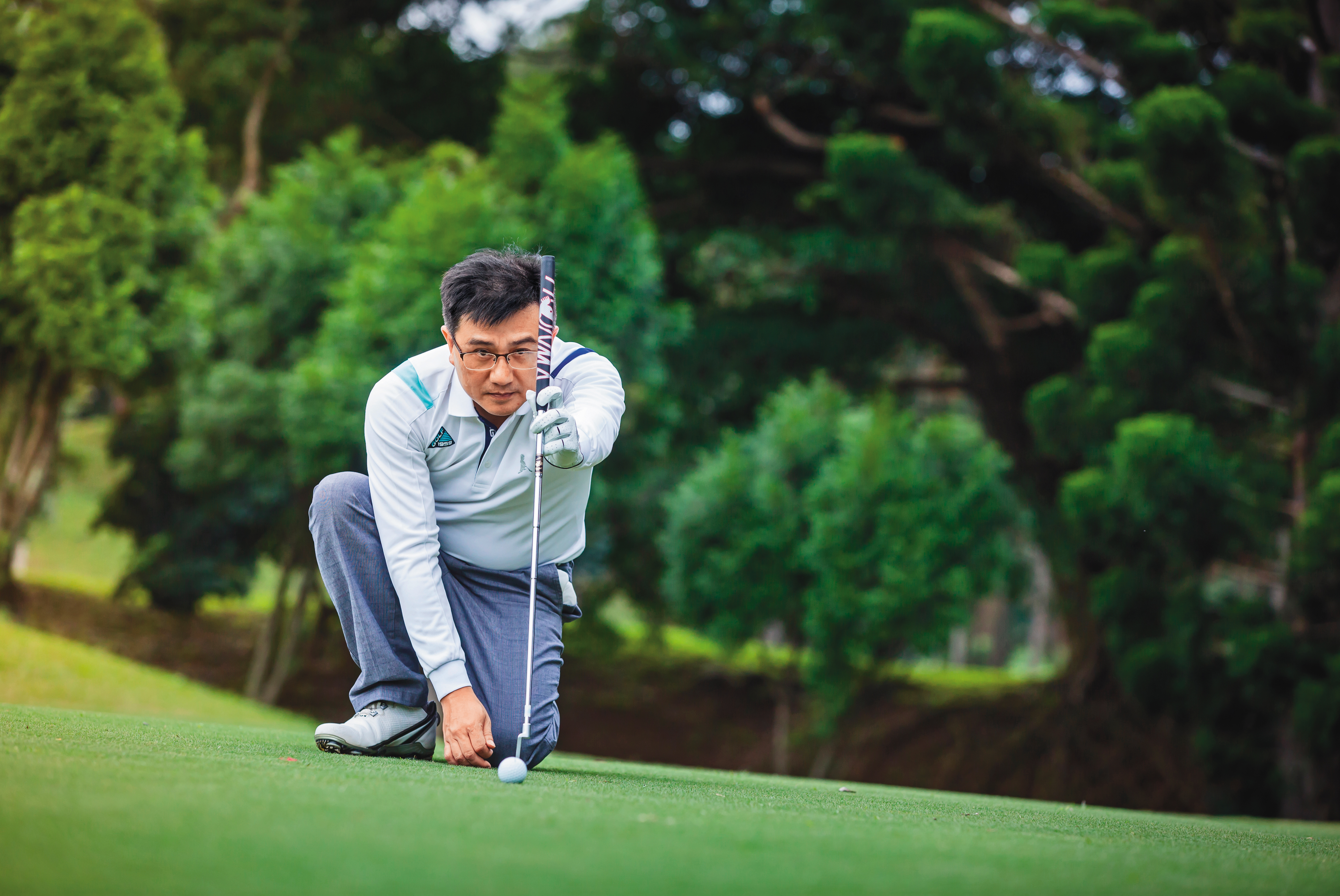 股市老手楊雲翔說，打高爾夫和投資一樣，前者的目標是降低桿數，後者則是降低風險。