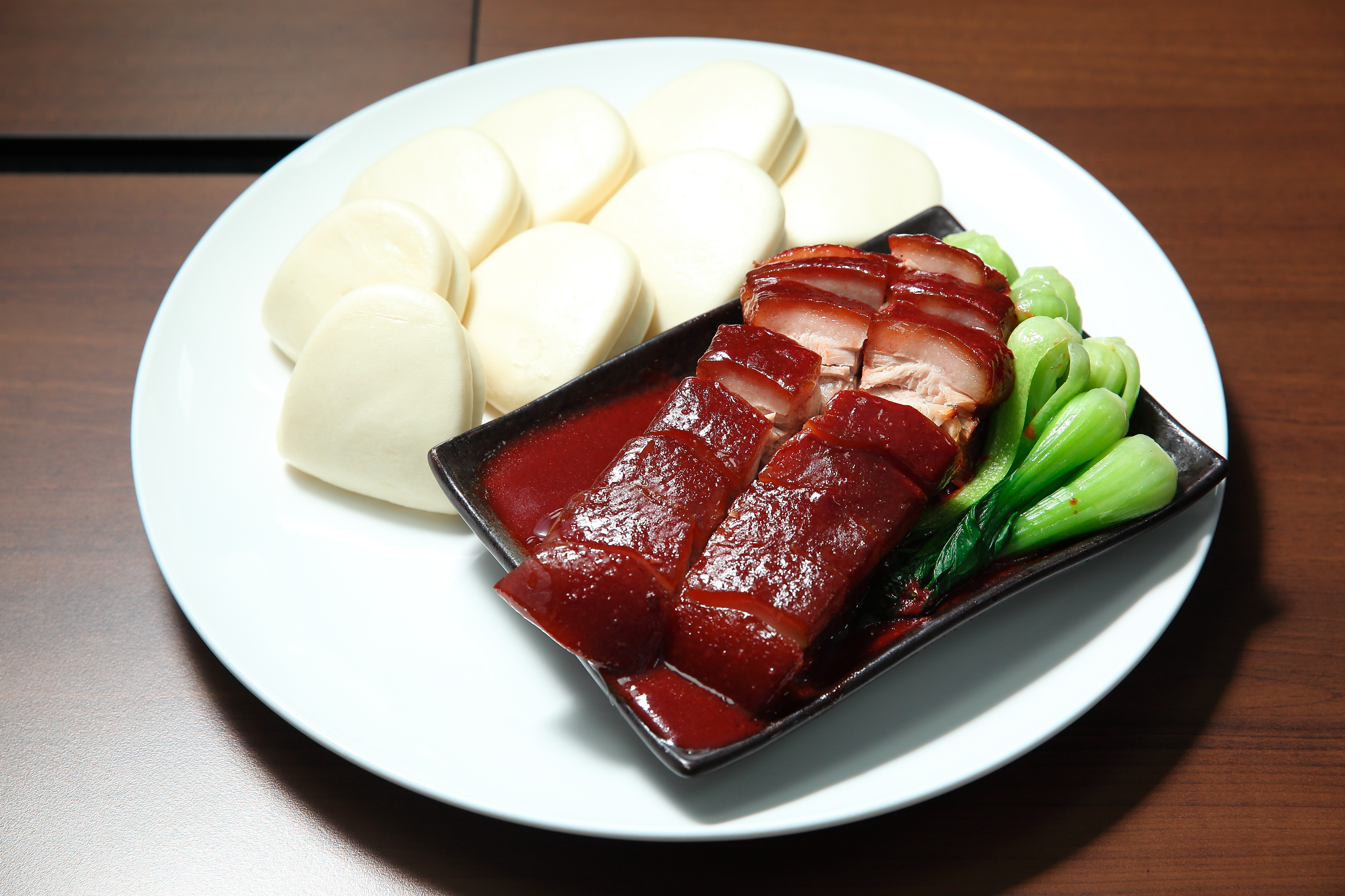 自有品牌年菜「祕製紅麴東坡肉」是暢銷產品。（599元／組，含刈包）
