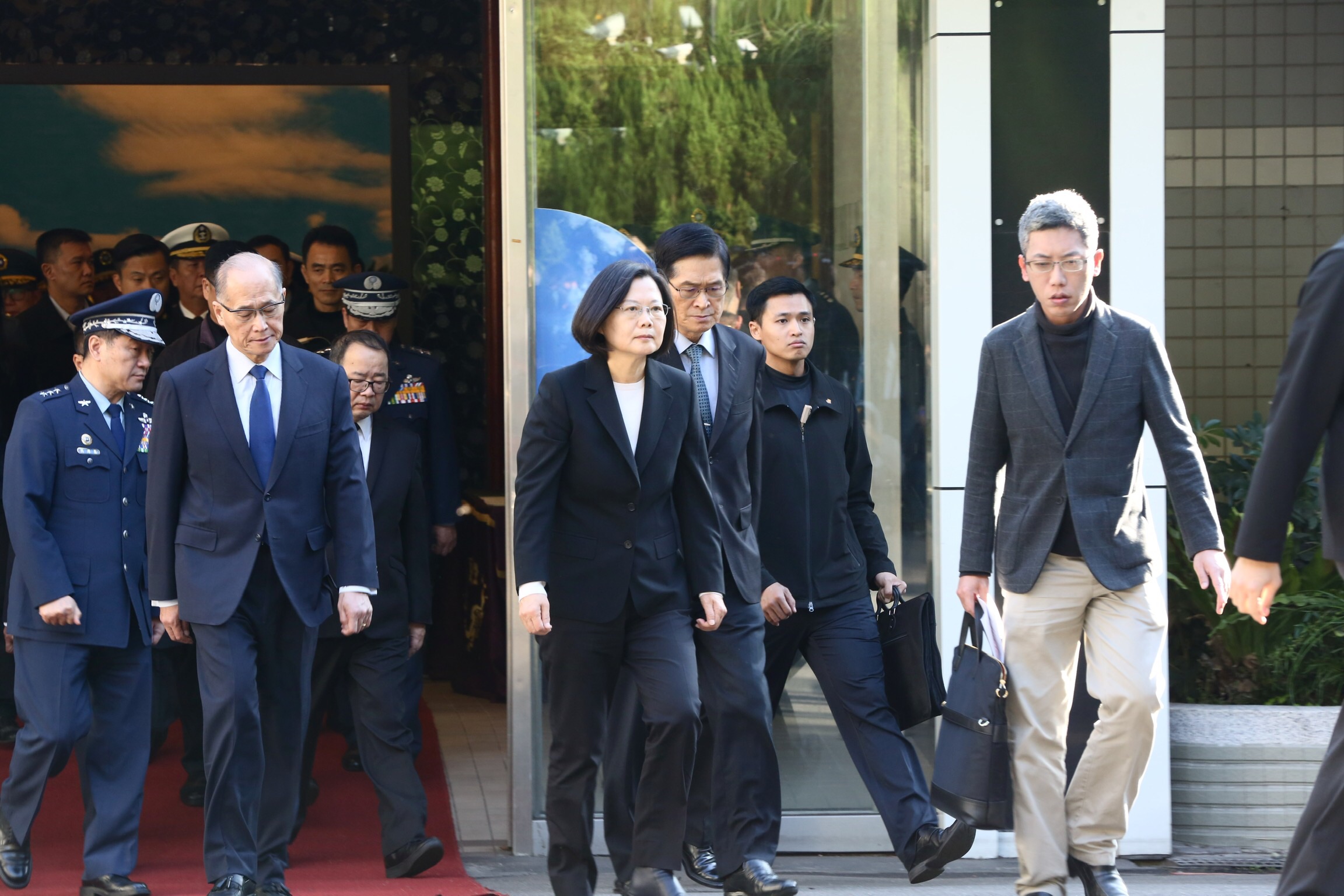 蔡英文總統今天赴國軍三軍總醫院，探視受傷的國軍人員，隨後前往靈堂上香致意，並慰問罹難者家屬。