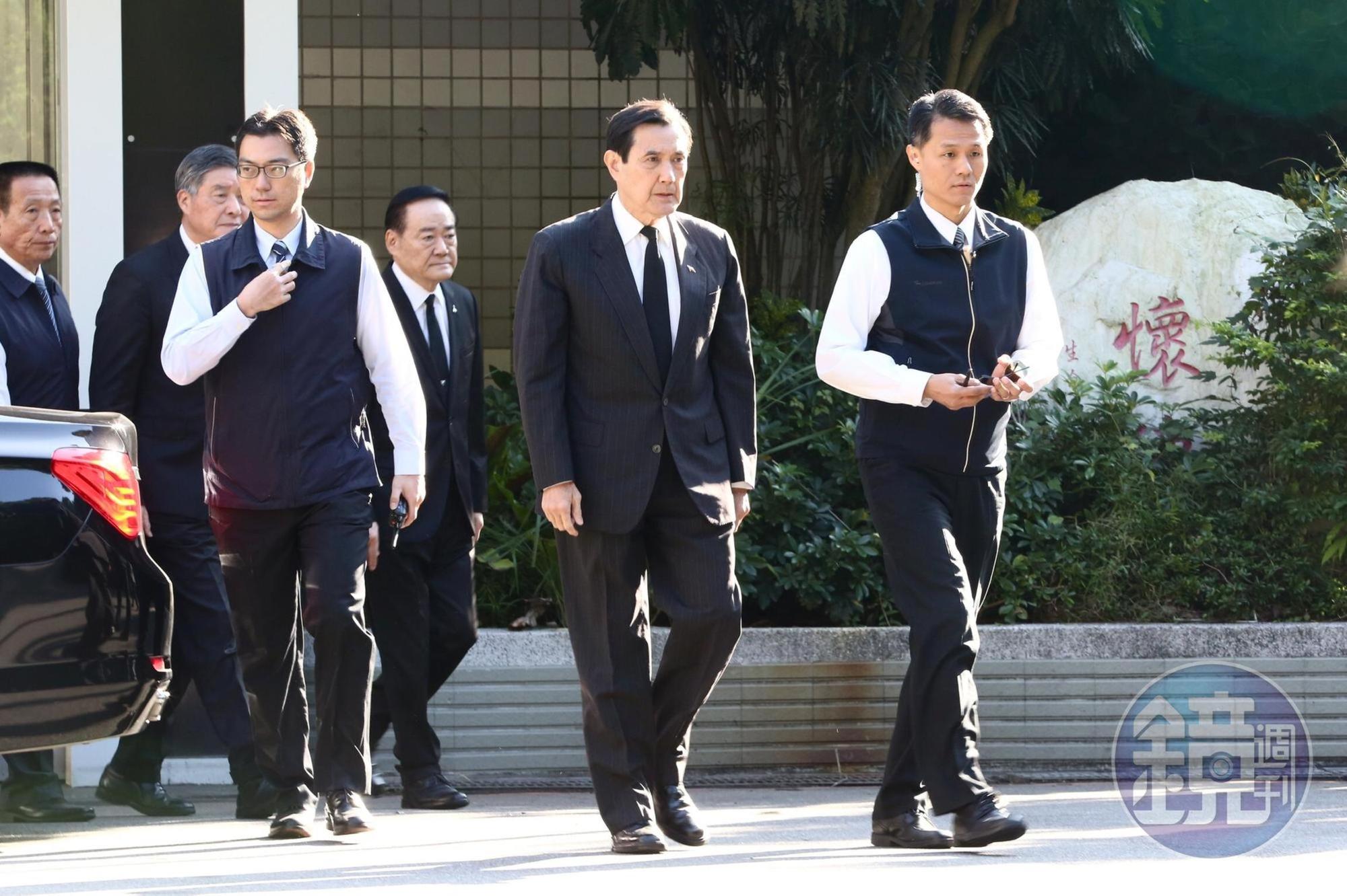 前總統馬英九上午也前往三軍總醫院懷德廳靈堂弔唁。