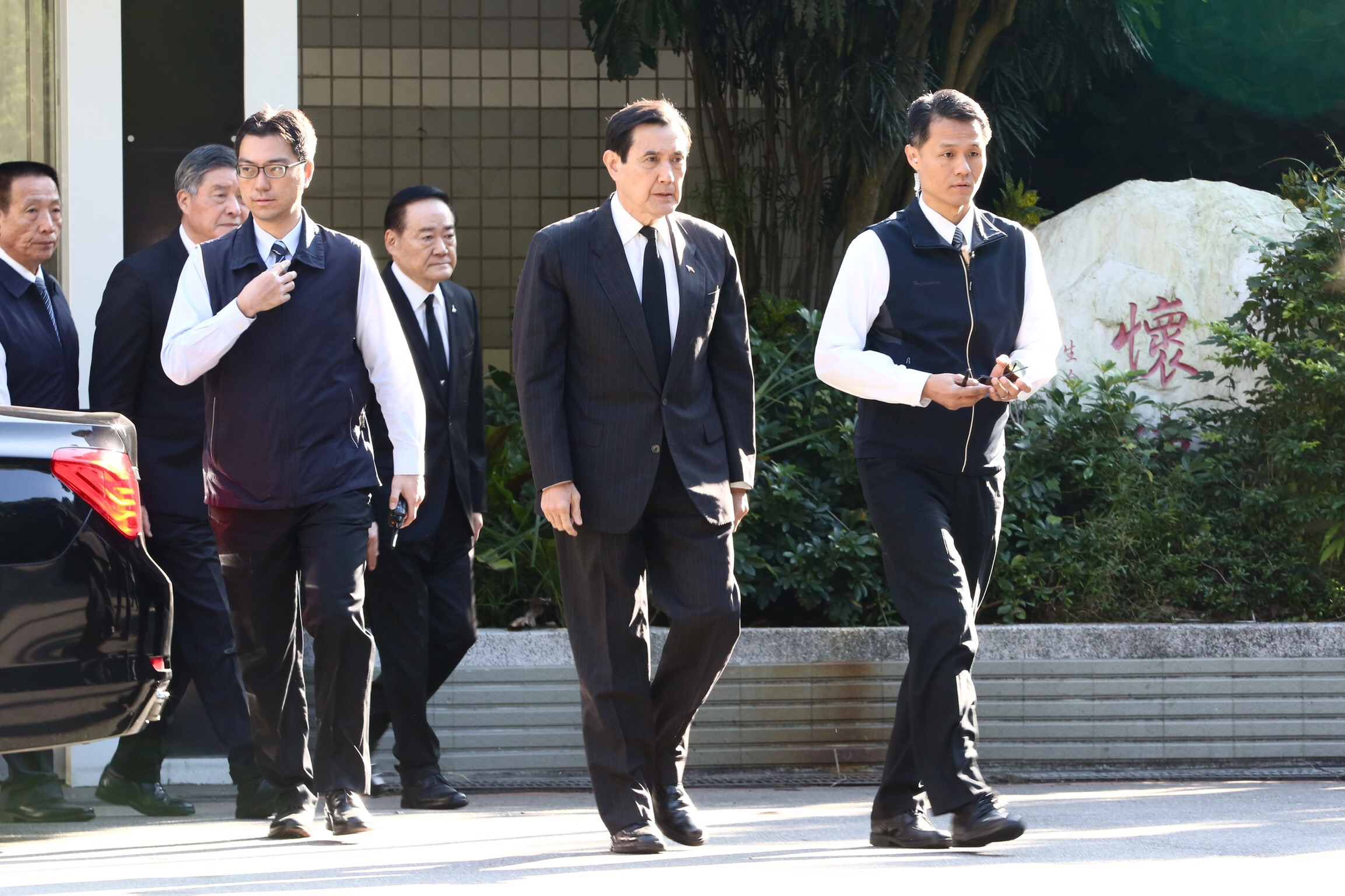 前總統馬英九上午也前往三軍總醫院懷德廳靈堂弔唁。