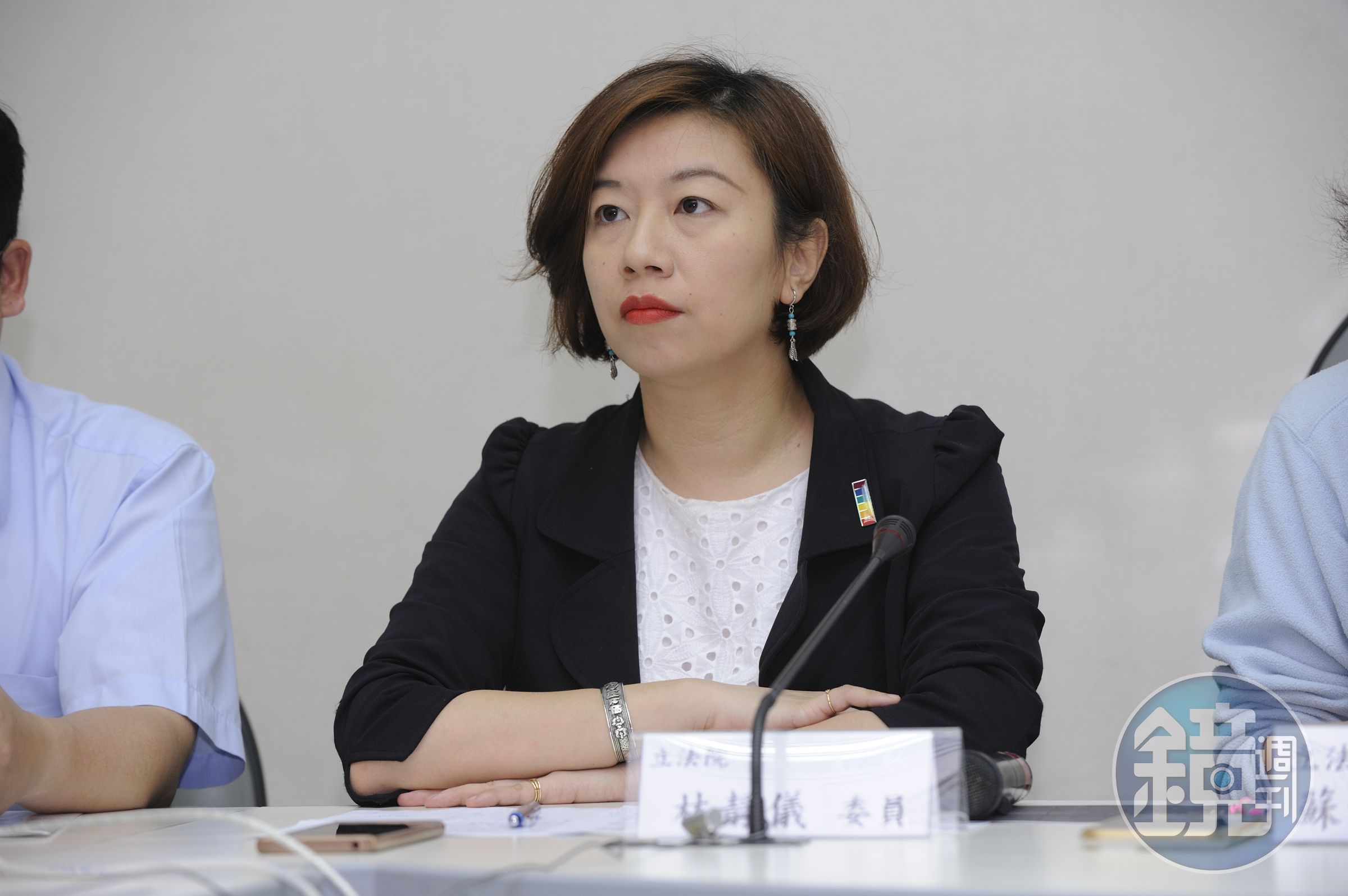 受訪稱「支持統一是叛國」惹議，蔡英文競選辦公室發言人林靜儀宣布即日起辭去發言人一職。