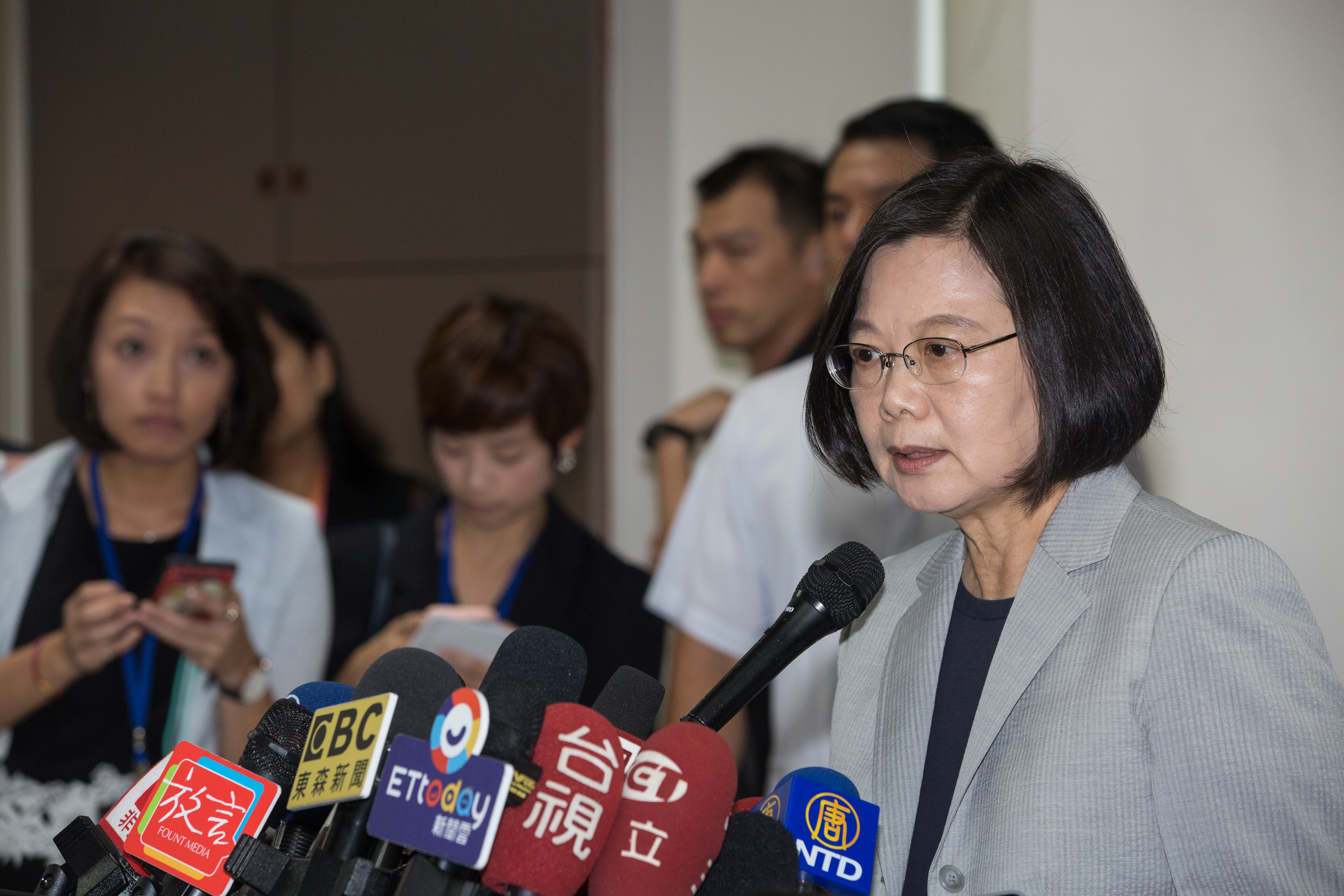 國軍發生有史以來最高階將官罹難的直昇機墜毀事故，有酸民在臉書上酸總統蔡英文，百名網友痛斥。