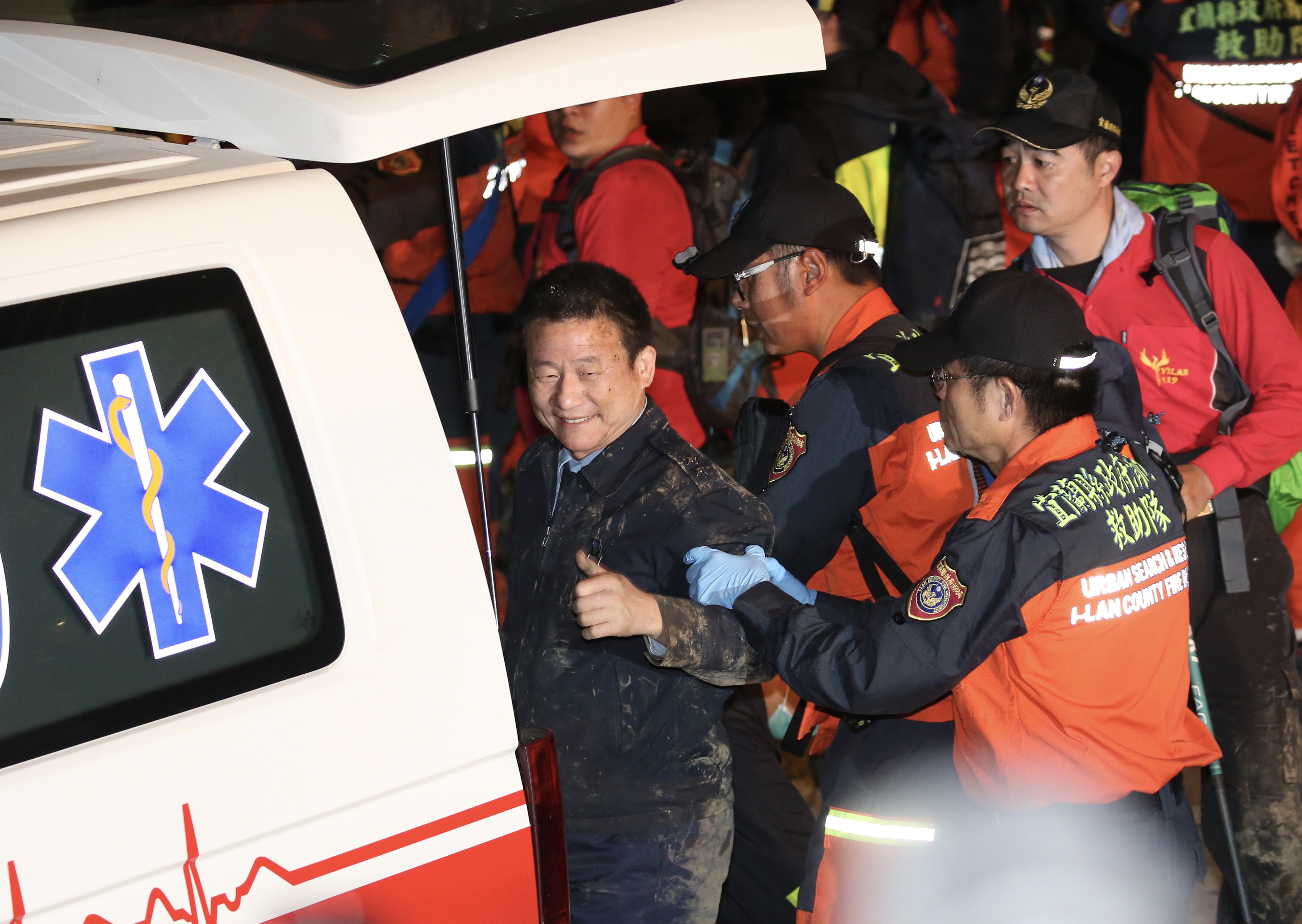 中將次長曹進平在失事現場冷靜回報情況和指揮。