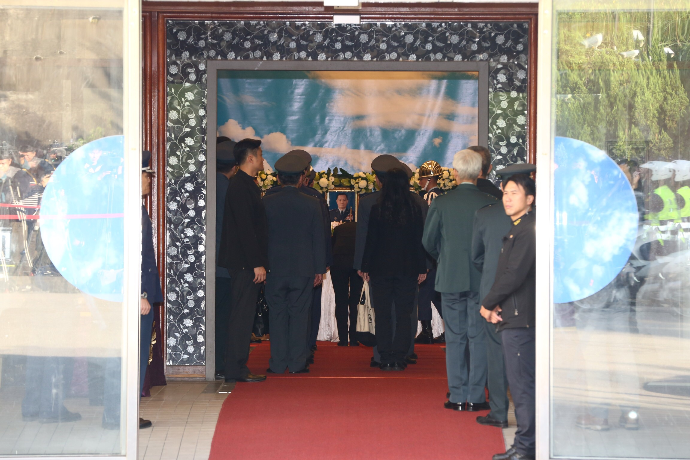 參謀總長沈一鳴殉職，沈夫人強忍淚水表示，「自己會堅強，更以丈夫沈一鳴為榮。」