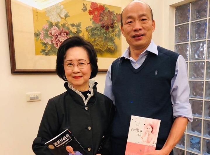 作家瓊瑤昨（2日）在臉書發長文，盛讚國民黨總統候選人韓國瑜是「英雄」。（翻攝自瓊瑤臉書）