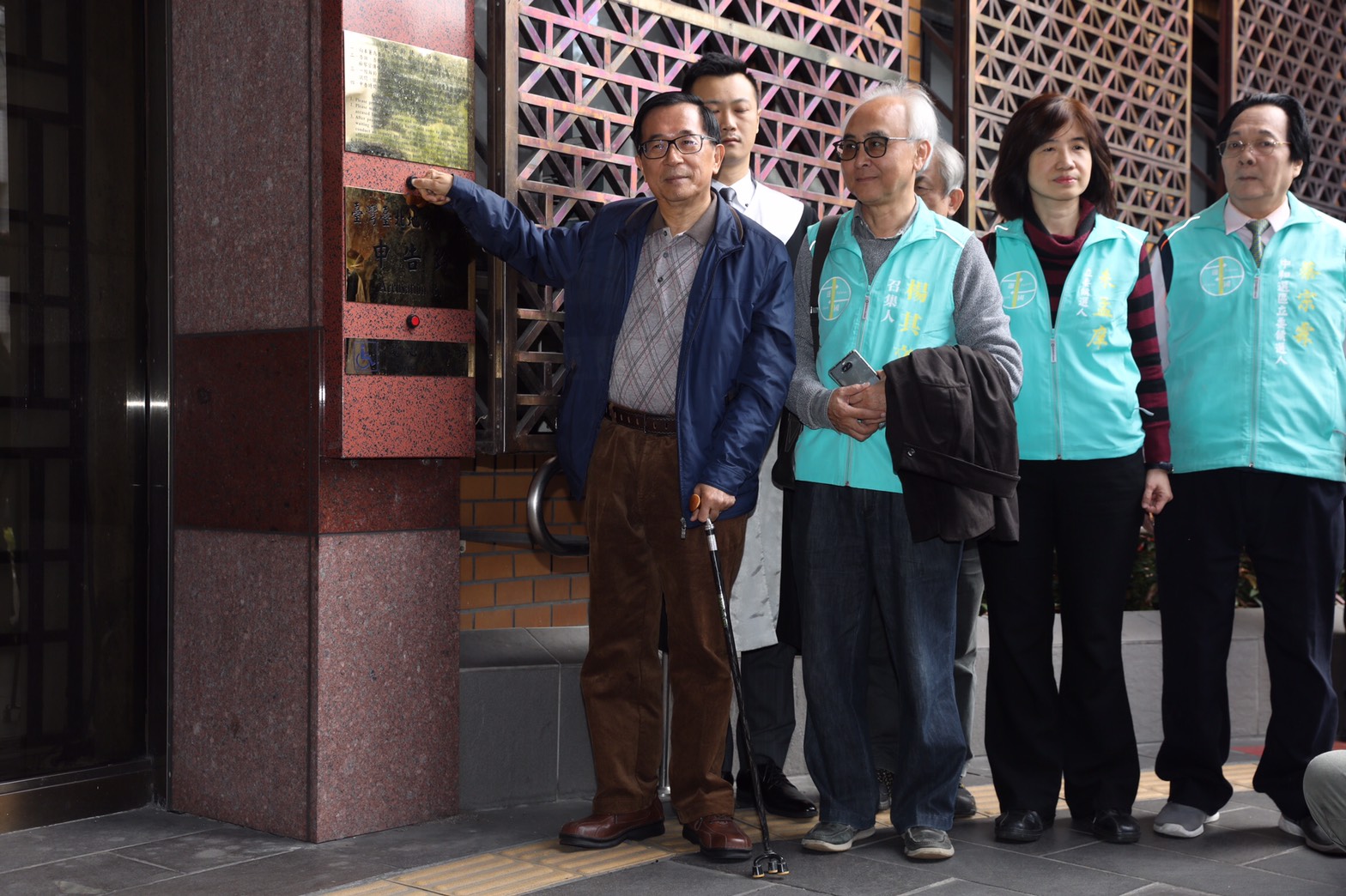 陳水扁不滿國民黨總統候選人韓國瑜日前在總統政見辯論會上，指控2004年的319槍擊案是前祕書長邱義仁一手主導，今天上午前往台北地檢署按鈴控告韓國瑜、前總統馬英九及媒體人陳文茜等人涉嫌誹謗。