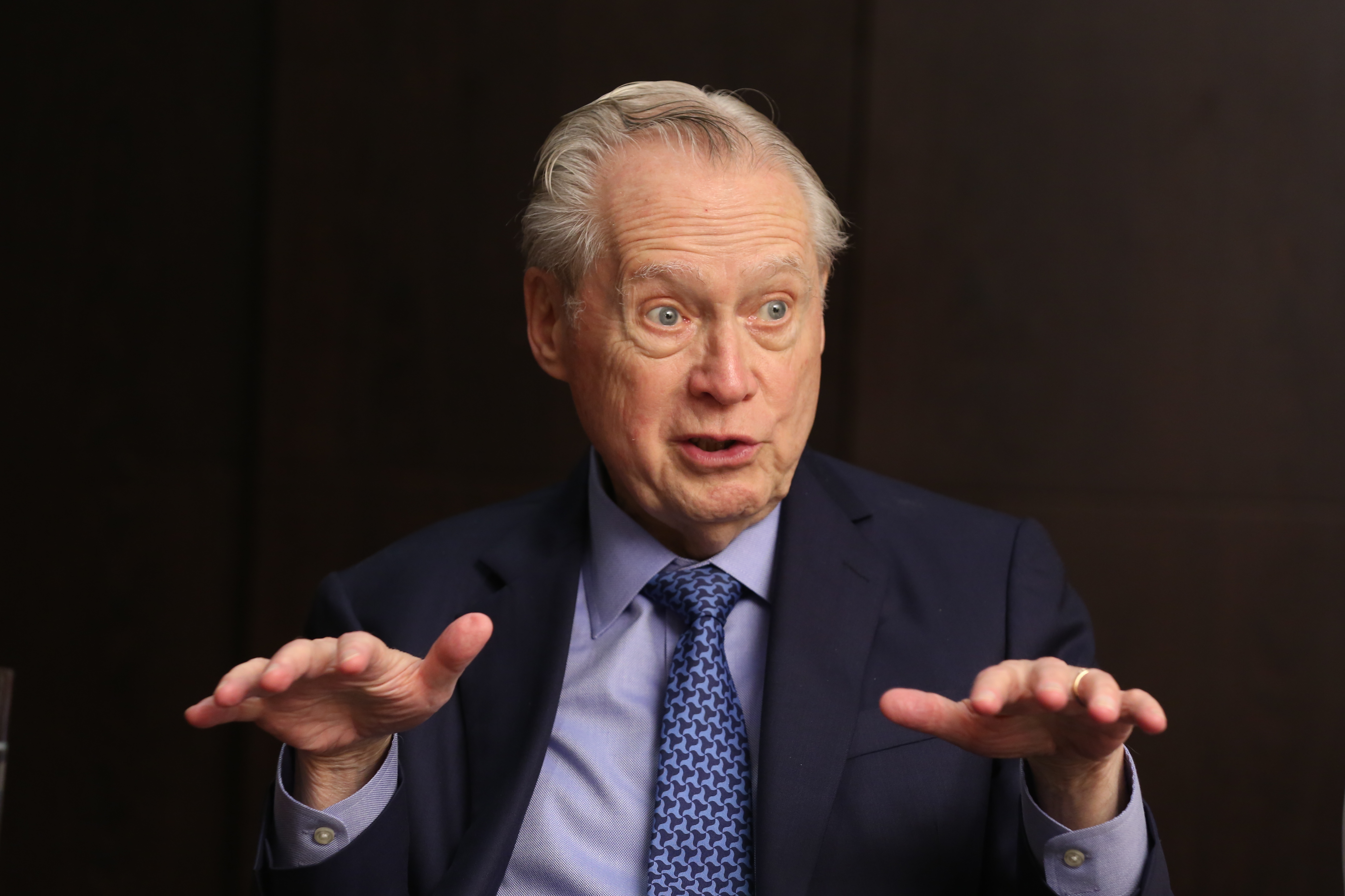 盧米斯賽勒斯資產管理公司副董事長丹法斯表示，由於地緣政治和中美貿易戰風險未減緩，投資策略應保守。