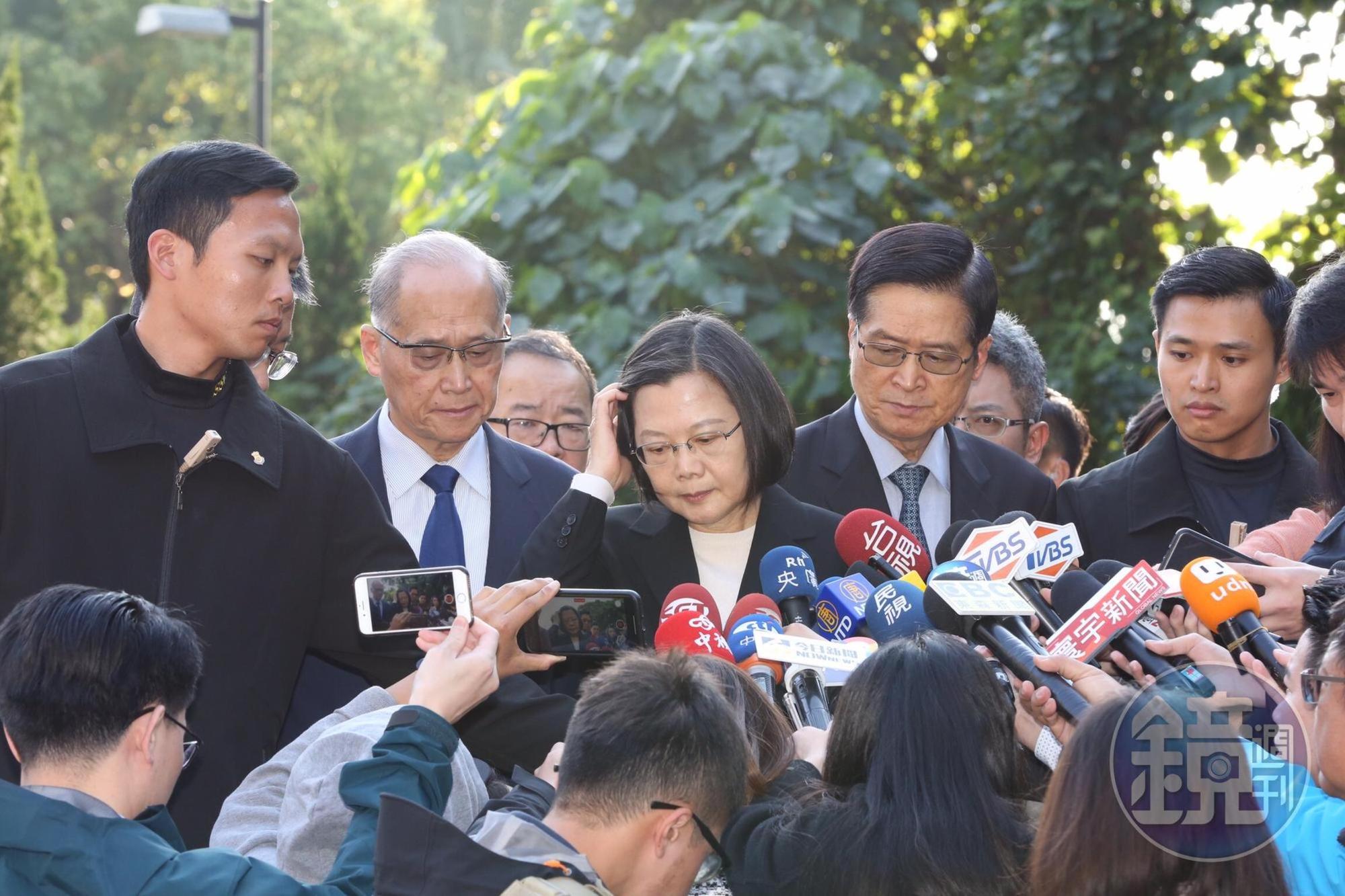 總統蔡英文在國安會祕書長李大維、國防部長嚴德發等陪同下,前往三總向罹難的參謀總長沈一鳴等將士靈前致意。