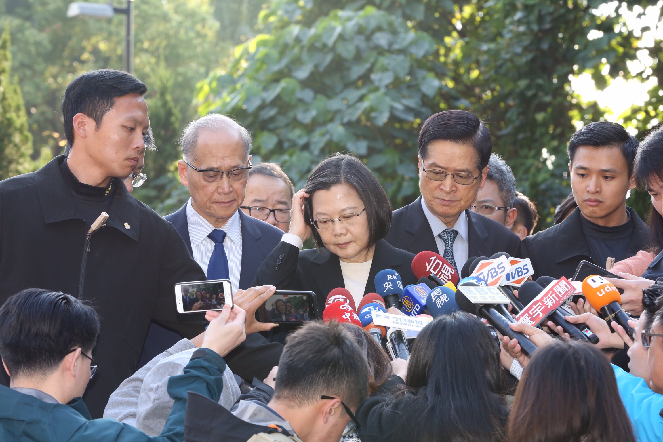 總統蔡英文在國安會祕書長李大維、國防部長嚴德發等陪同下，前往三總向罹難的參謀總長沈一鳴等將士靈前致意。