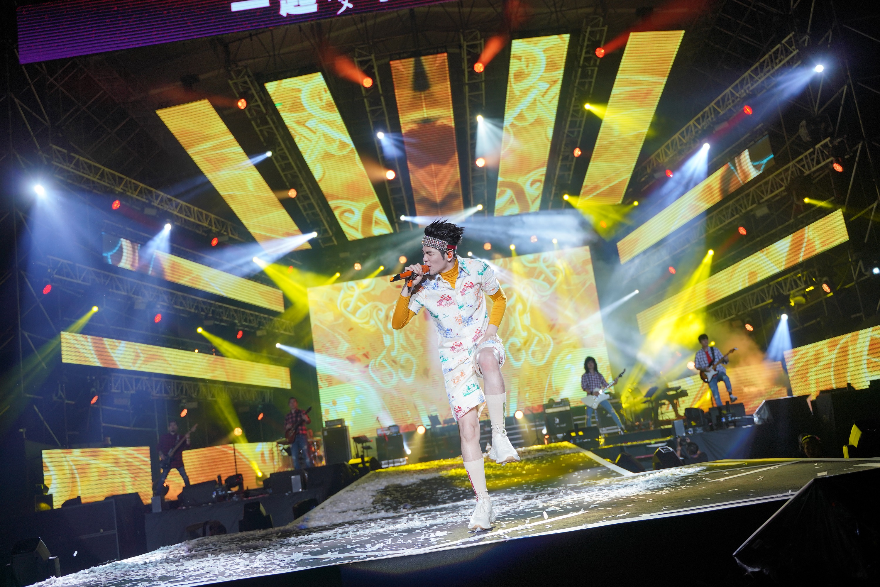 蕭敬騰在跨年晚會時穿著新春主題系列上台表演。米奇印花襯衫NT$28,500、米奇印花短褲NT$37,500（GUCCI提供）