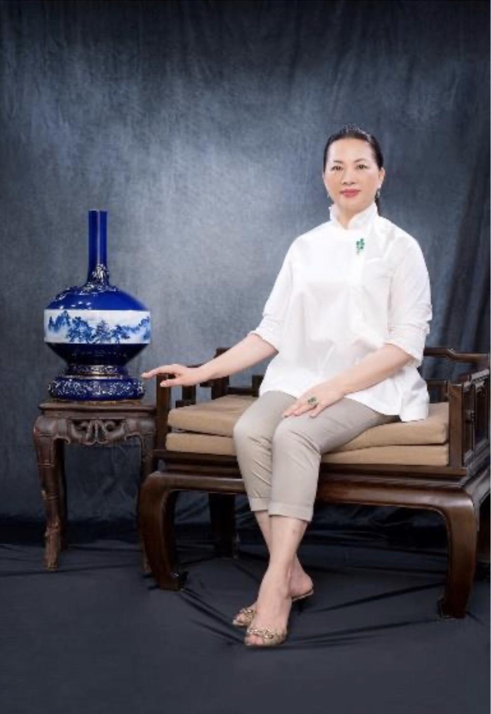 畫家卓麗秋（心月）獨創青花瓷山水畫，將在國父紀念館開展。（卓麗秋提供）