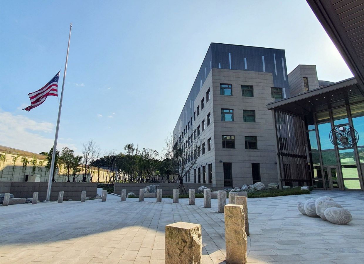 黑鷹直升機失事，造成參謀總長沈一鳴上將等 8人罹難。美國在台協會（AIT）3日在內湖新館降半旗哀悼。 （AIT提供）