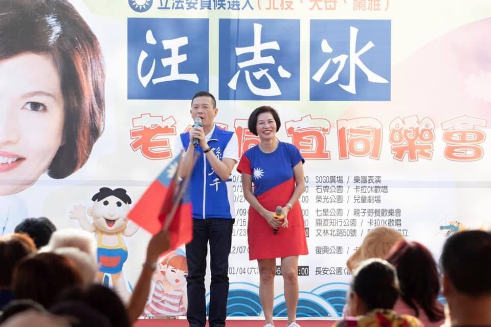 一開始在捷運站拜票時，孫大千有時會站到同黨同志汪志冰的選區內。（翻攝臉書） 