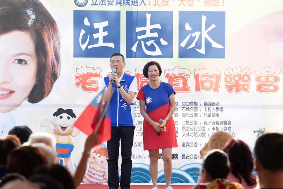 一開始在捷運站拜票時，孫大千有時會站到同黨同志汪志冰的選區內。（翻攝臉書） 