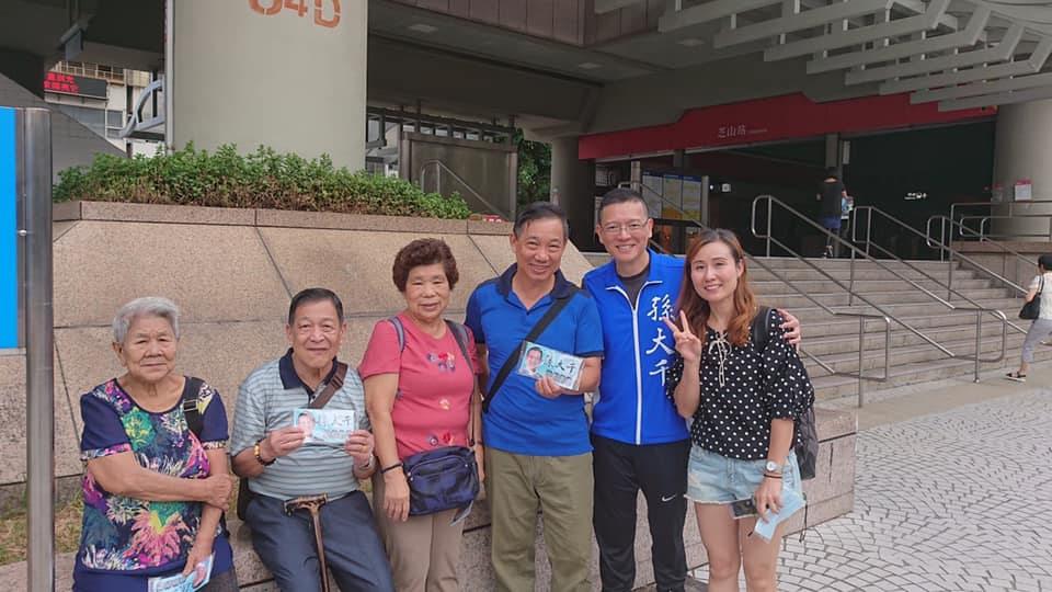 在捷運站跟每個選民直接接觸，是孫大千現在每天在做的事。（翻攝臉書）