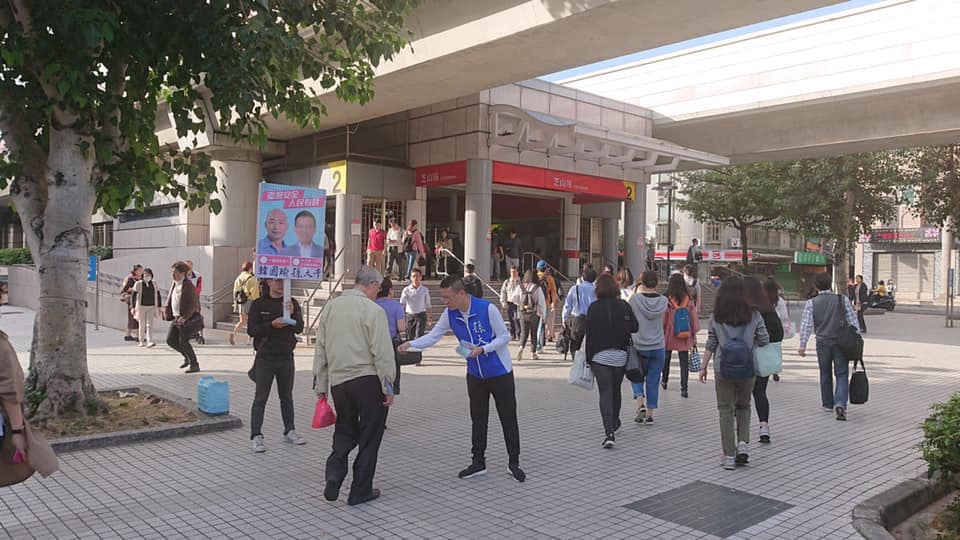 在捷運站跟每個選民直接接觸，是孫大千現在每天在做的事。（翻攝臉書）