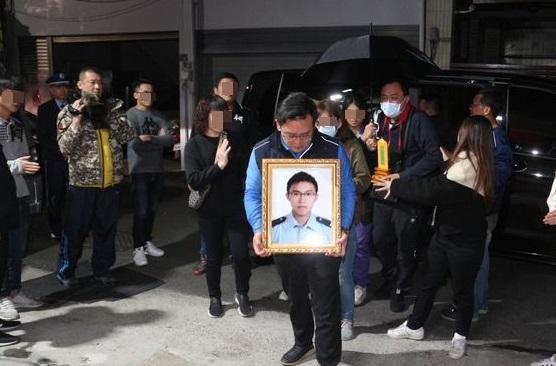 黃聖航兄長為讓母親再見弟弟一眼,將弟弟遺體帶回苗栗頭份老家。(翻攝畫面)