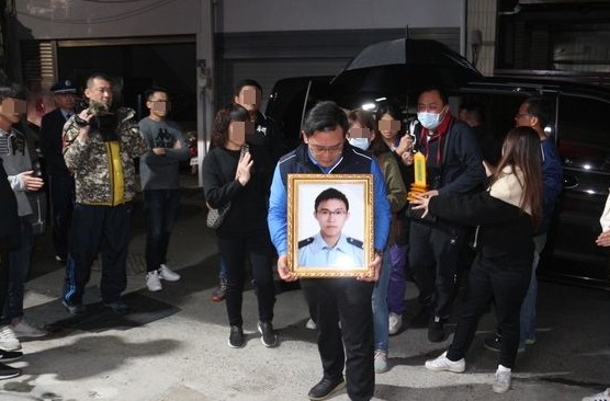 黃聖航兄長為讓母親再見弟弟一眼,將弟弟遺體帶回苗栗頭份老家。(翻攝畫面)