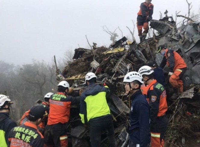 黑鷹直昇機2日墜毀釀8死5傷悲劇，總統蔡英文、國民黨總統候選人韓國瑜皆宣布暫停辦理選舉造勢相關行程。（翻攝畫面）