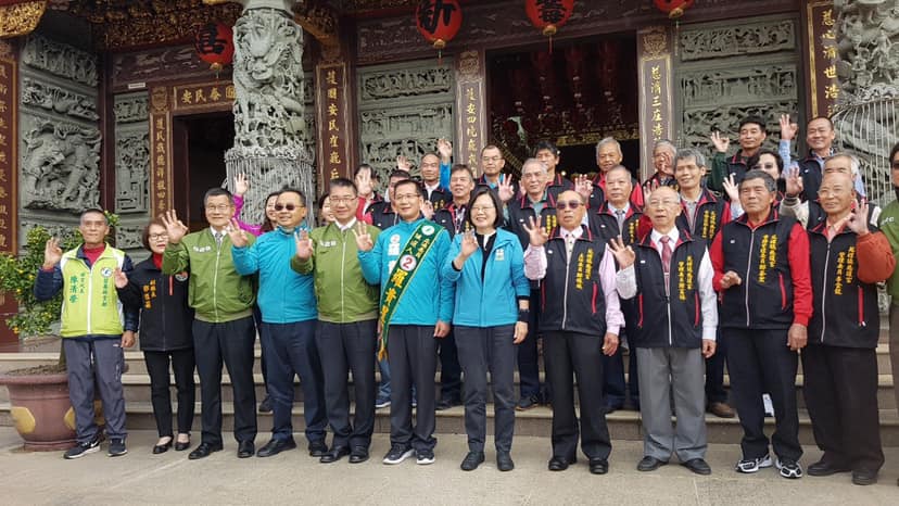 黑鷹墜機前一天傳出意圖不明的無人機闖入敏感地區，當時總統蔡英文抵達苗栗苑裡的慈護宮參拜。（翻攝自選做事的人．羅貴星臉書）