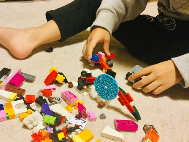 阿公把樂高放進阿嬤下體引起不適，導致需要去看醫生取出。（本圖為情境圖非當事人，圖片擷取自Photo-AC）