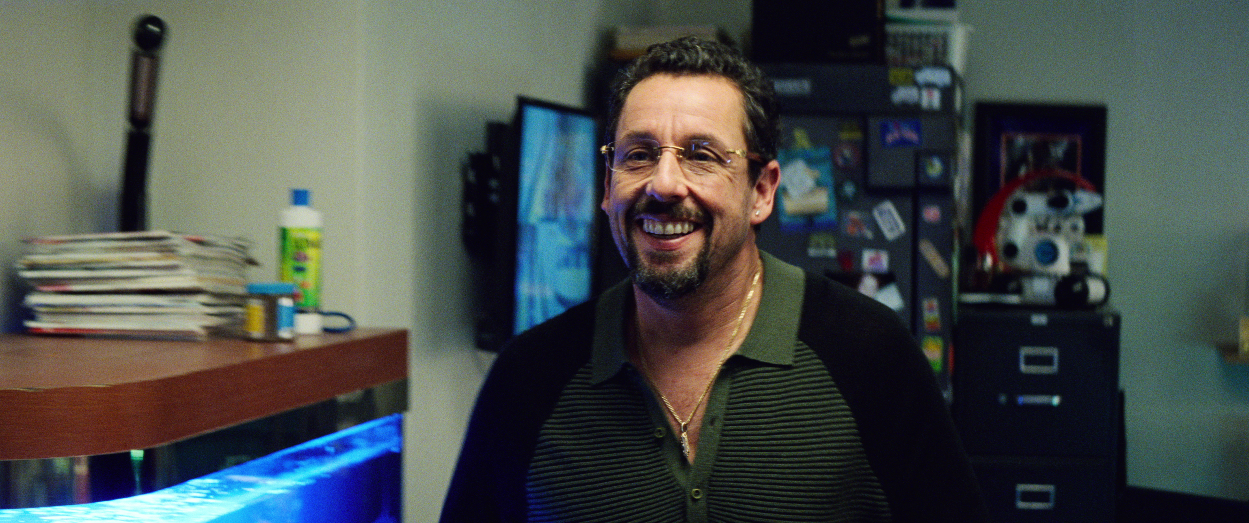 亞當山德勒在《原鑽》一片改頭換面，扮演債台高築、被迫籌錢還債的珠寶商，讓他成為美國國家評論獎的影帝。（Netflix提供）