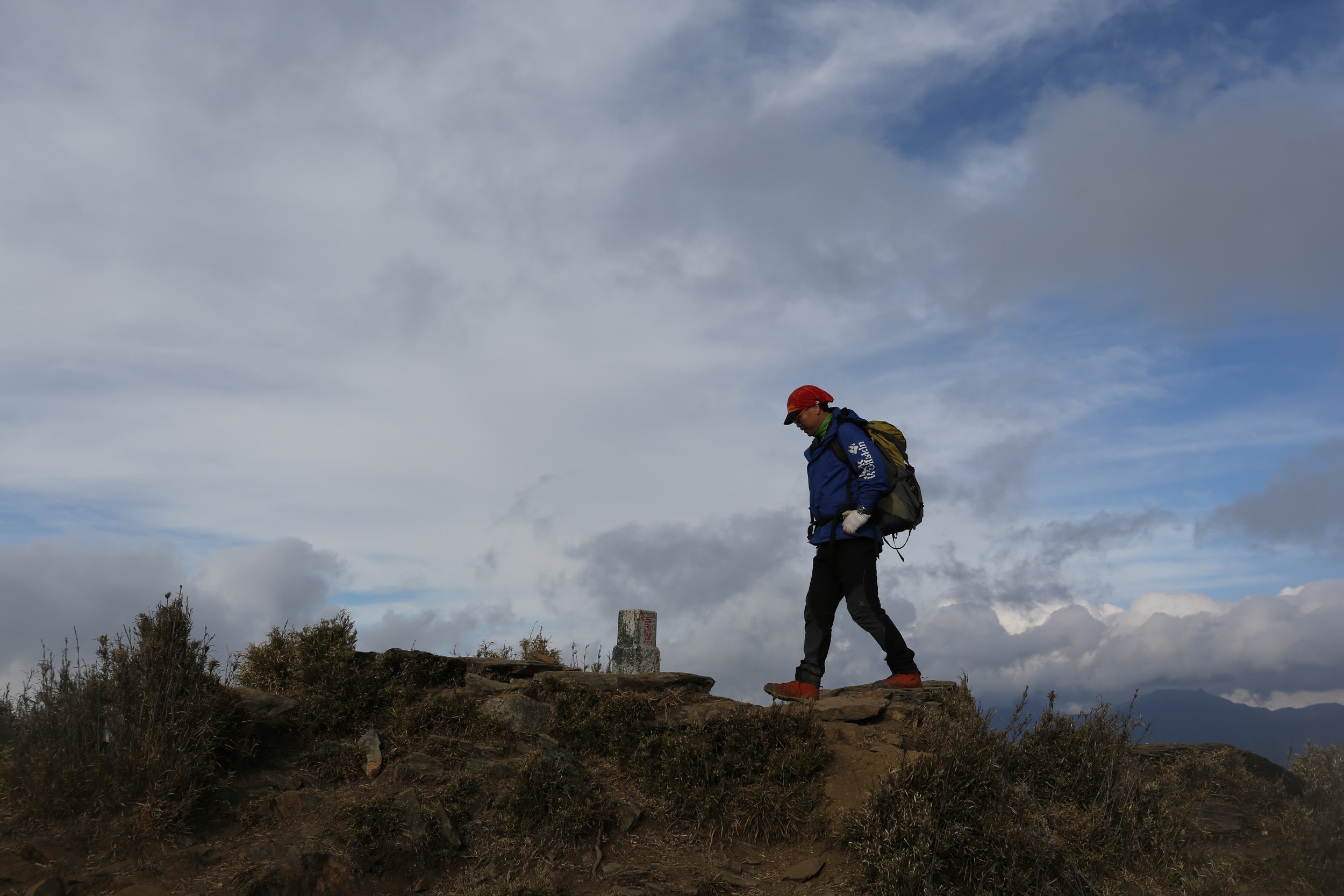 麥覺明長期拍攝外景節目，攝影團隊也曾在野外遇過靈異體驗。（大麥影像傳播工作室提供）