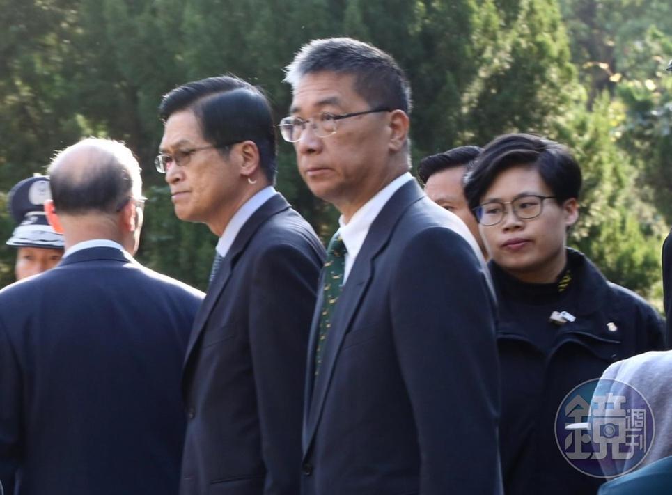 黑鷹直升機墜毀造成8名軍官不幸罹難,內政部長徐國勇也在一早就前往靈堂上香。