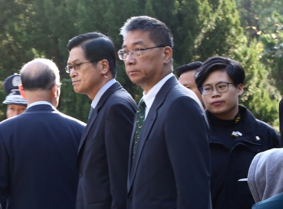 黑鷹直升機墜毀造成8名軍官不幸罹難，內政部長徐國勇也在一早就前往靈堂上香。