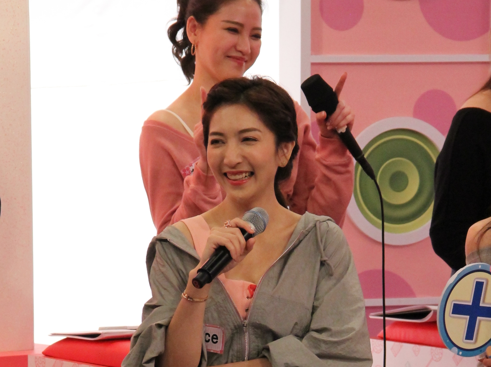 年代MUCH綜藝節目《聽媽媽的話》邀來阿翔老婆Grace（前排）分享瘦身之路。（年代提供）