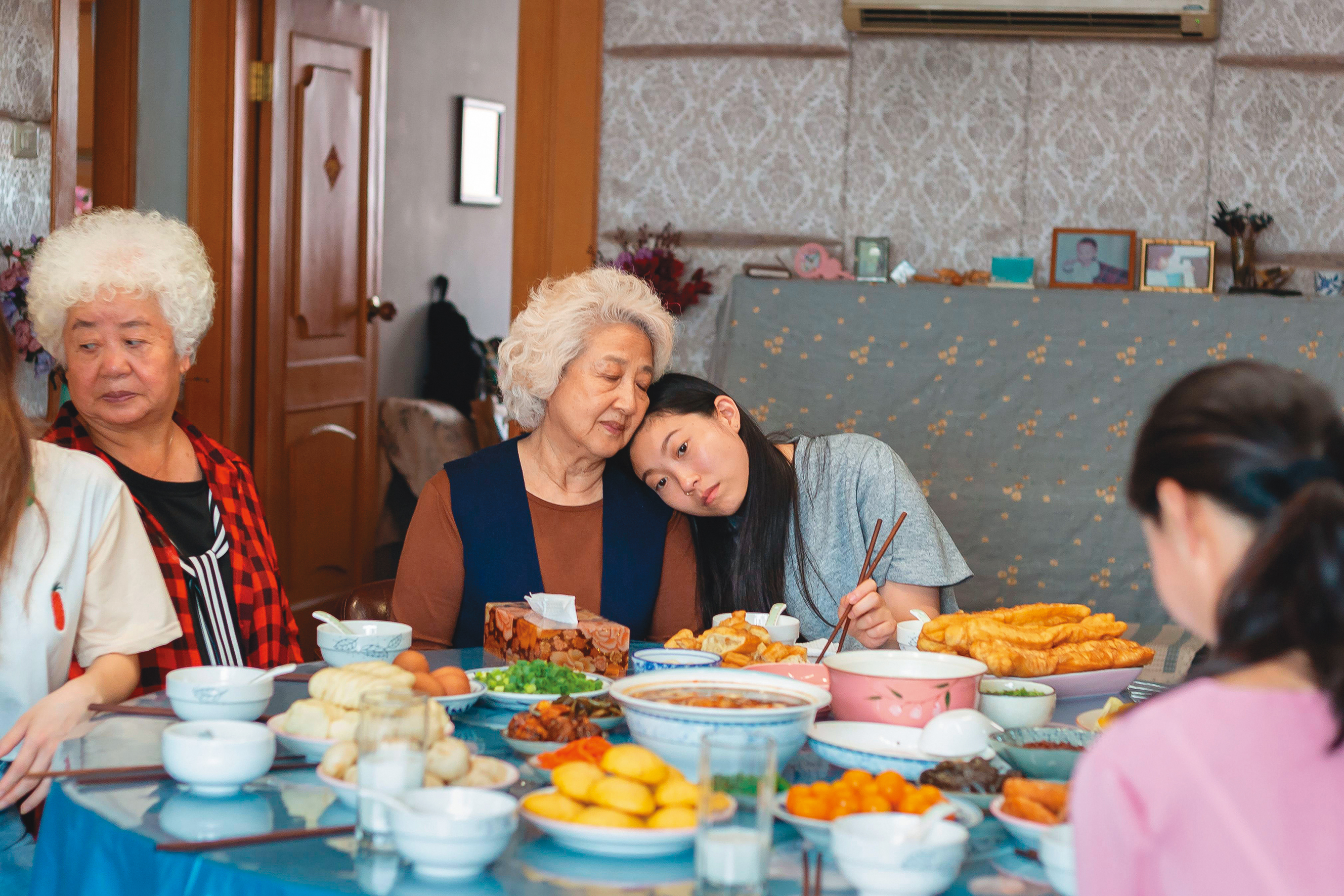 劇情設定乍看之下老套煽情，導演卻以節制幽默的手法，及充滿情感的追尋眼光，描寫了一個既有親情又點出文化差異的故事。（車庫提供）