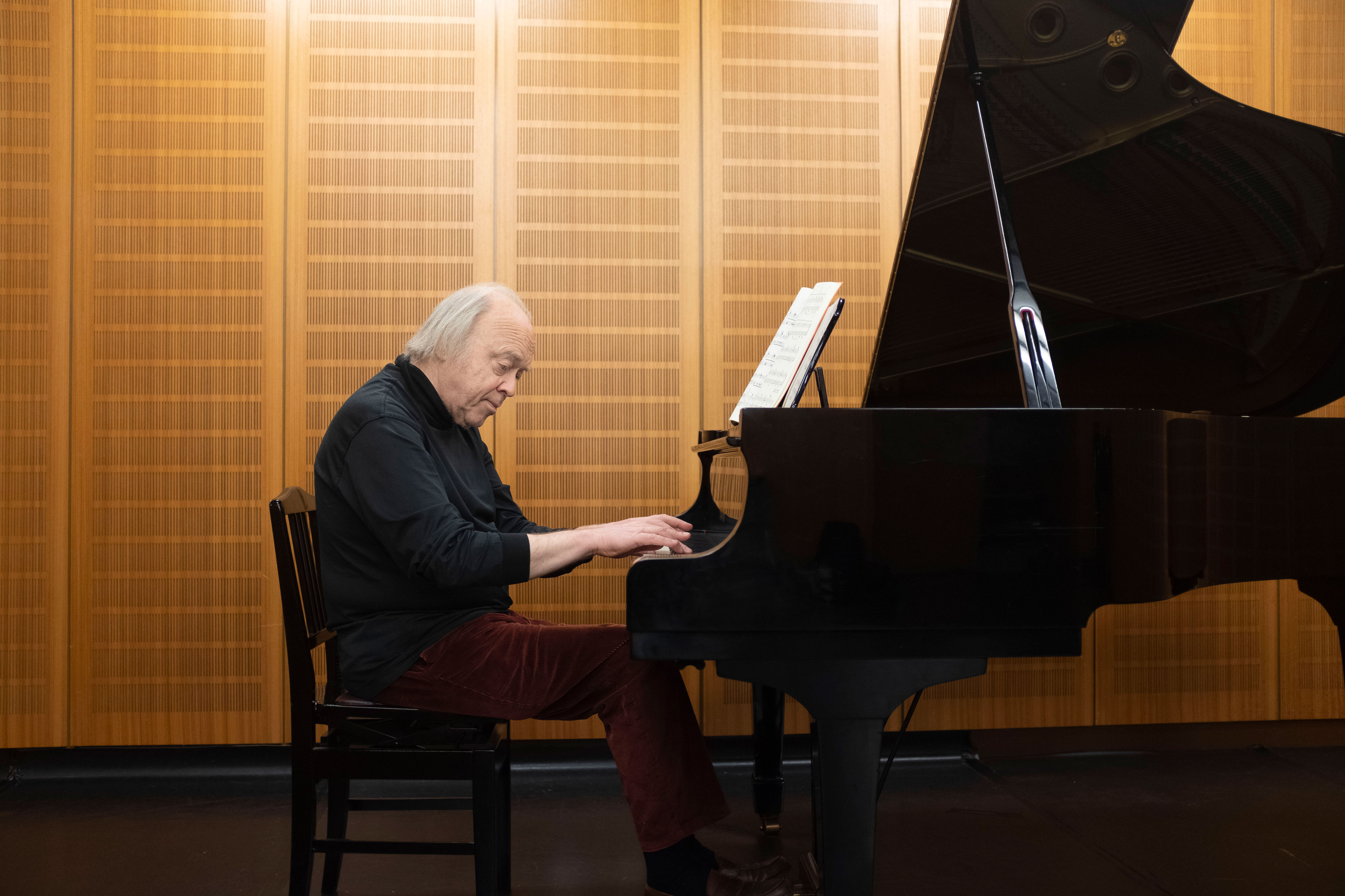 阿方納西耶夫的彈琴指法極少見，是將十指平放琴鍵上而非彎曲，他的音樂也獨具個人風格，日本樂迷尤其喜愛他的音樂。