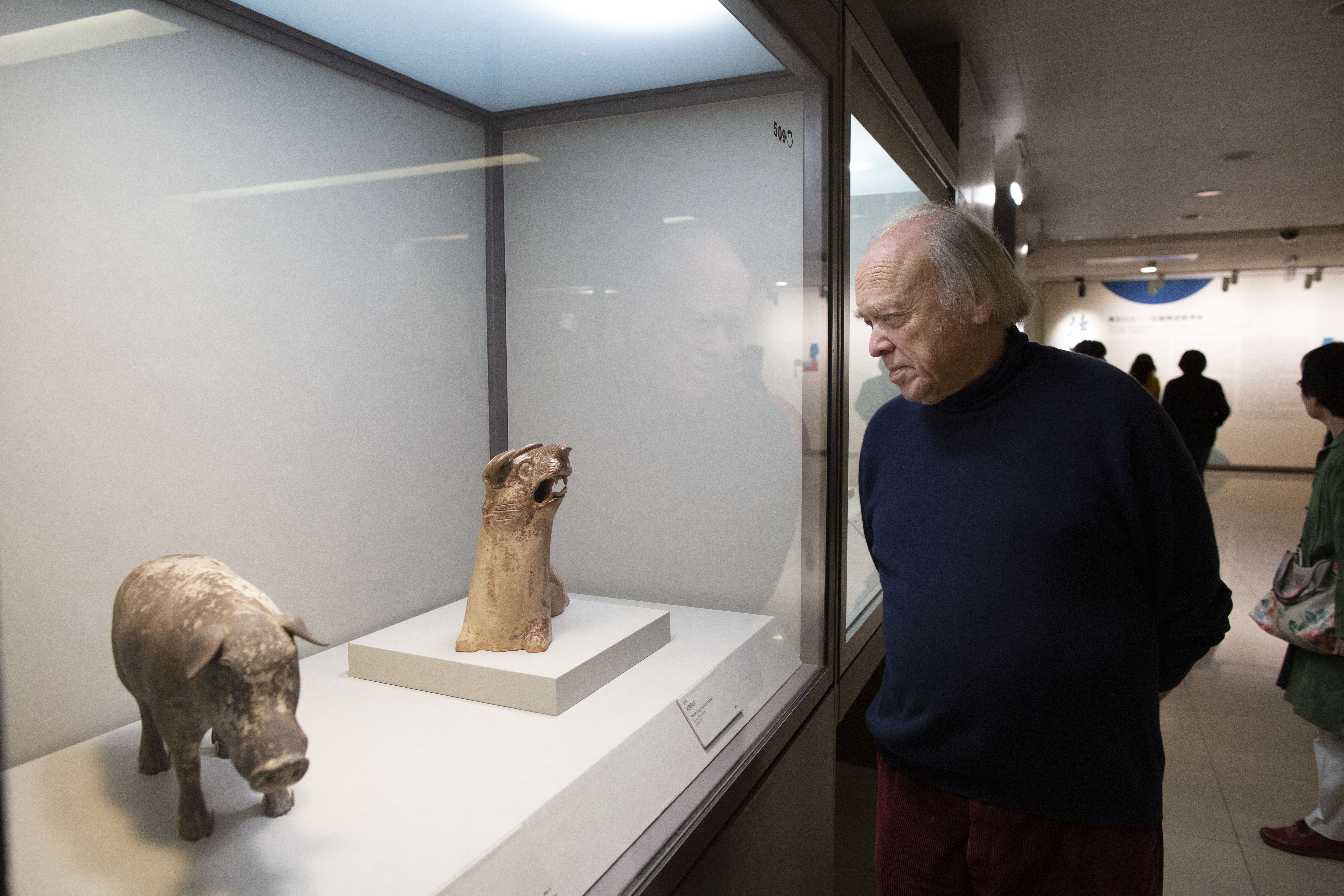 不只鋼琴，阿方納西耶夫喜好各種藝術，也喜歡品嘗紅酒。