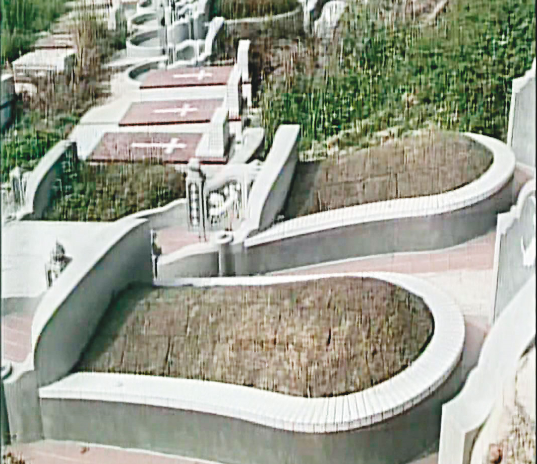 案發後，母子倆的墳墓寸草不生，家人認為是因冤情未申。（東森新聞提供）