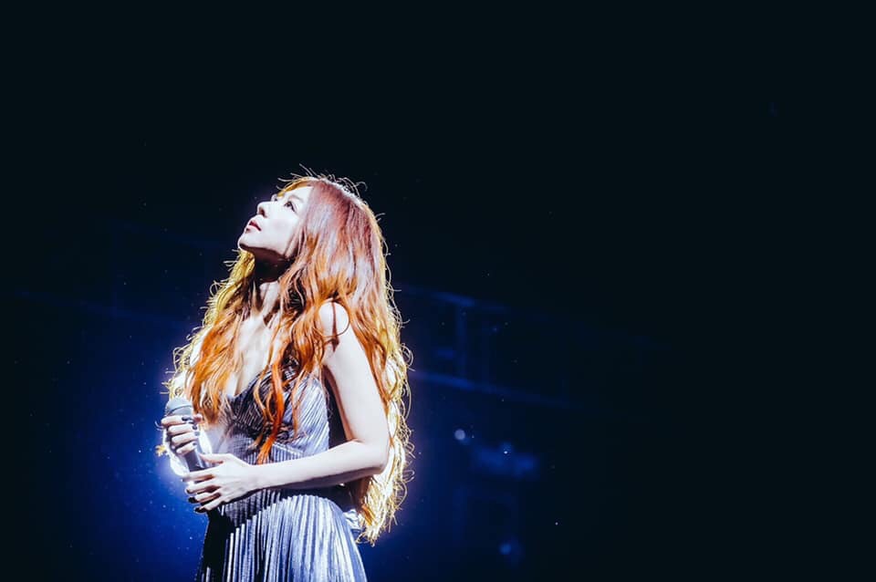 文青女神陳綺貞形象好、粉絲多,不料卻在大街上擁吻人夫,被正宮氣得破口大罵,畢竟藝人行為可受公評,不能以大意不察作為傷害別人的理由。(翻攝自陳綺貞臉書)