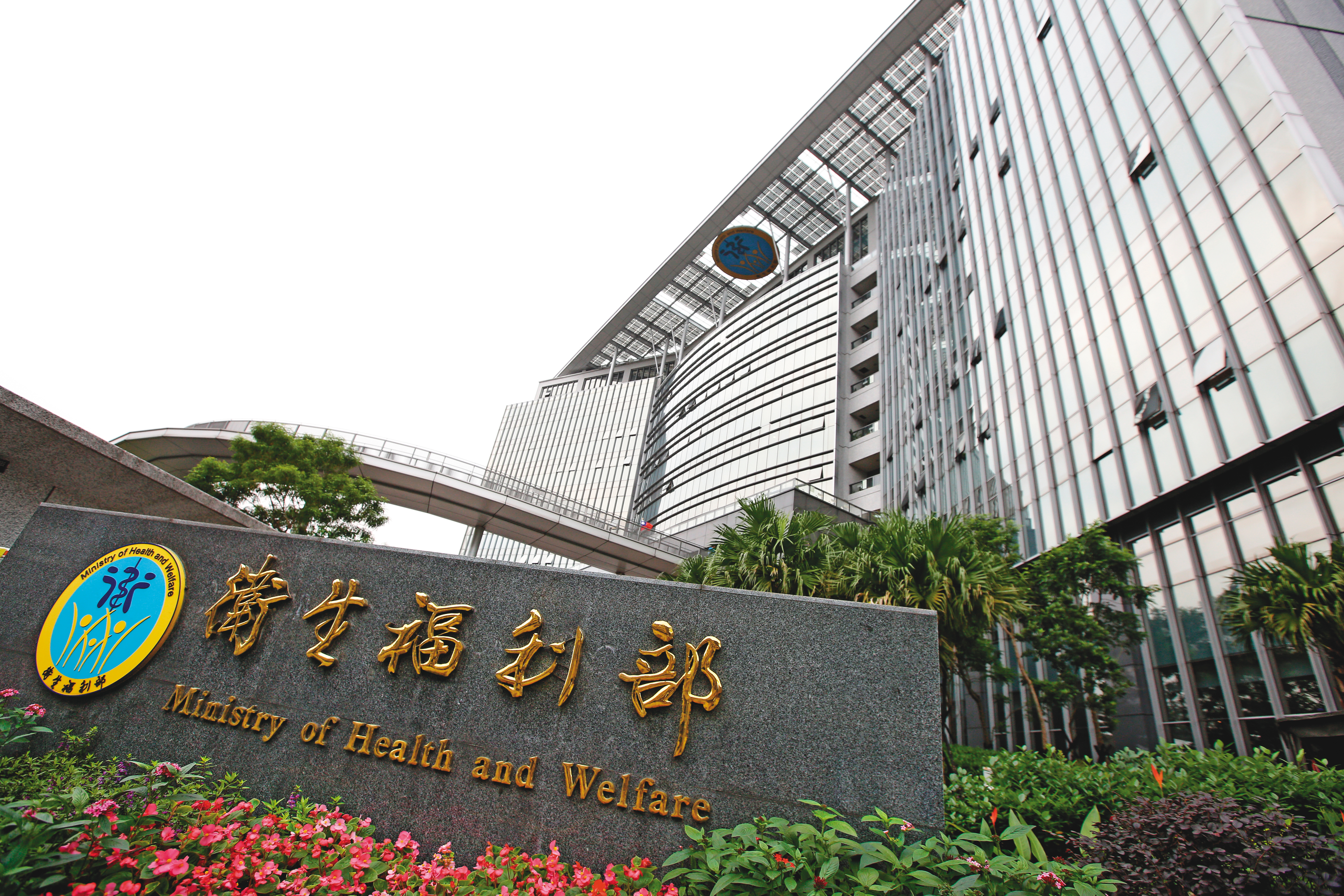 衛福部收到雲檢的死亡通報，未比對年籍及姓名，即以錯誤的身分證號碼勾稽到另位退休公務員，導致銓敘部通知銀行止付退休金，造成烏龍。