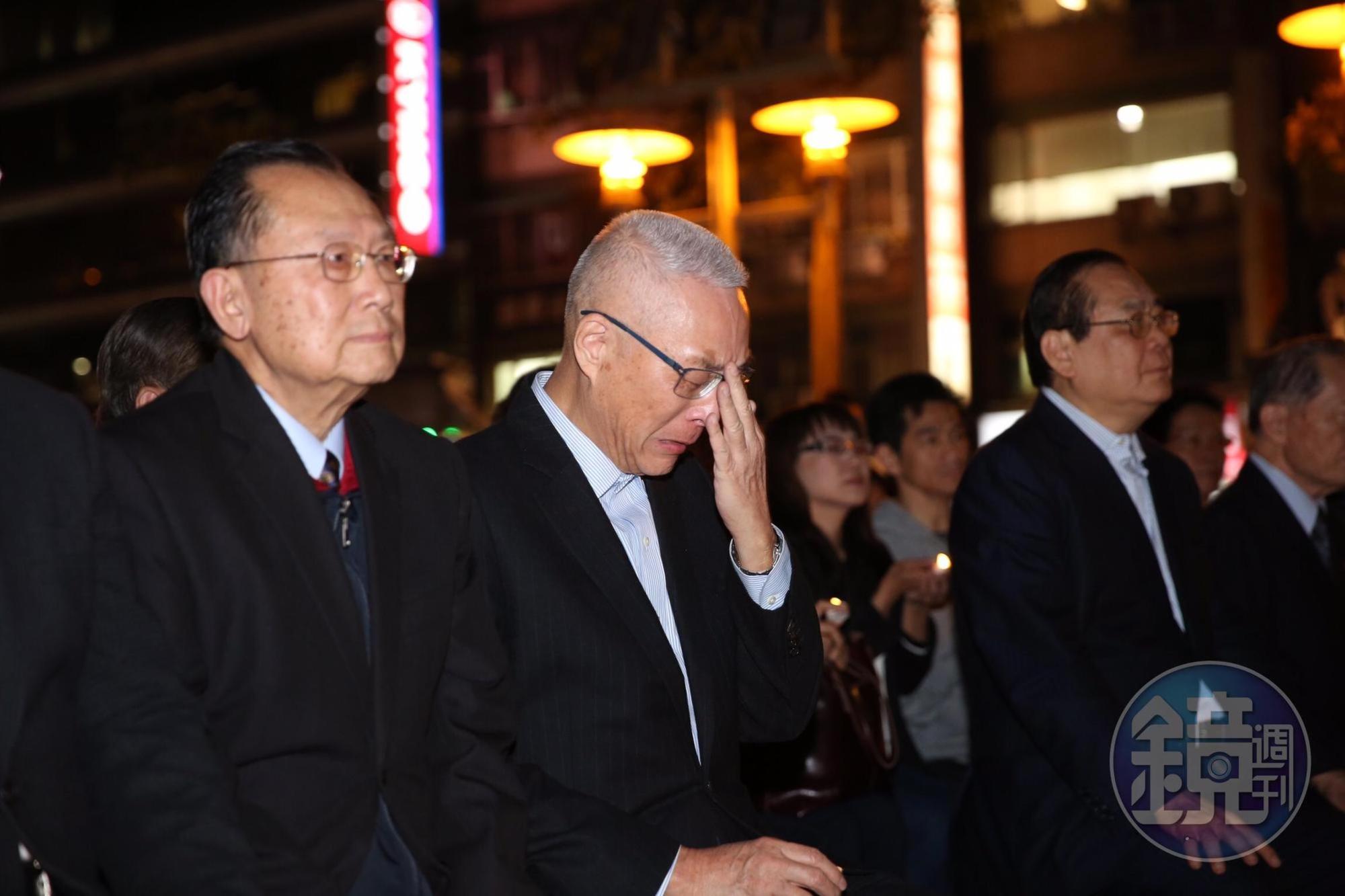 黨主席吳敦義晚間到黑鷹哀悼追思會,他手拿蠟燭,二度啜泣,現場氣氛哀戚。