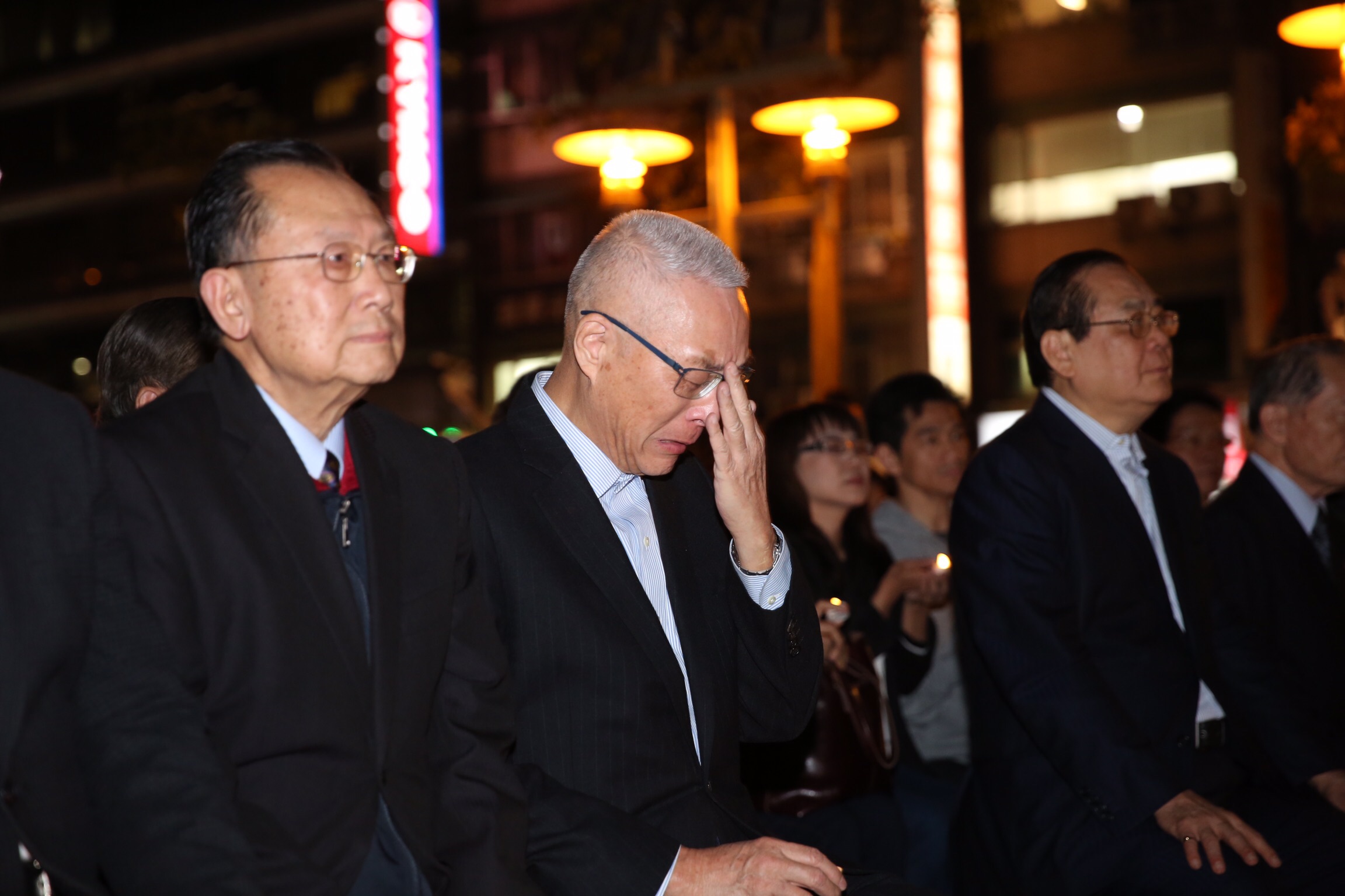 黨主席吳敦義晚間到黑鷹哀悼追思會，他手拿蠟燭，二度啜泣，現場氣氛哀戚。