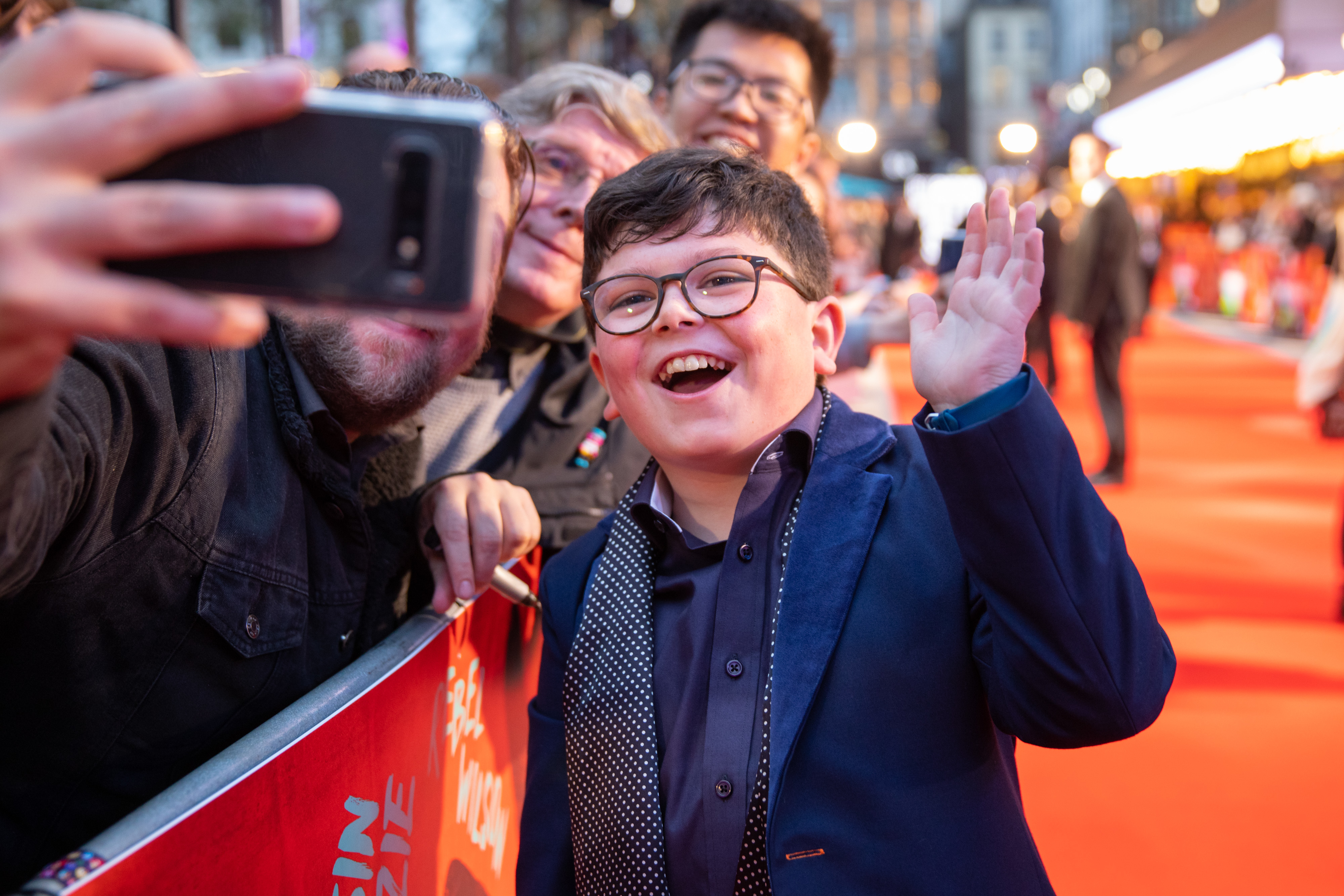 飾演主角喬喬摯友優奇的英國童星亞契葉慈在片中十分討喜可愛，戲外也廣受粉絲歡迎。（福斯提供）