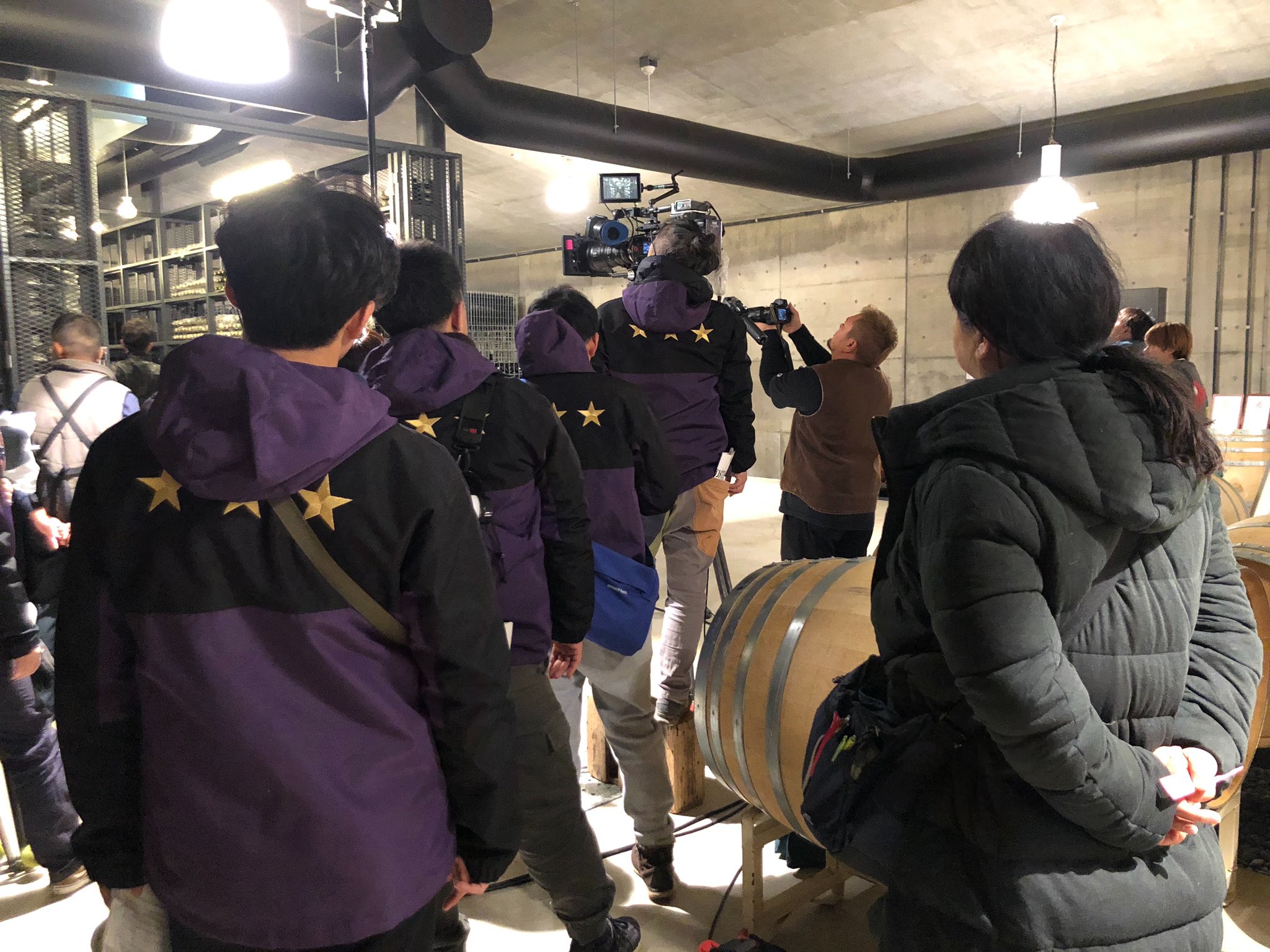 劇組開拔到葛雷絲位於三澤葡萄園內的酒窖拍攝。(翻攝自Grand Maison東京官方twitter)