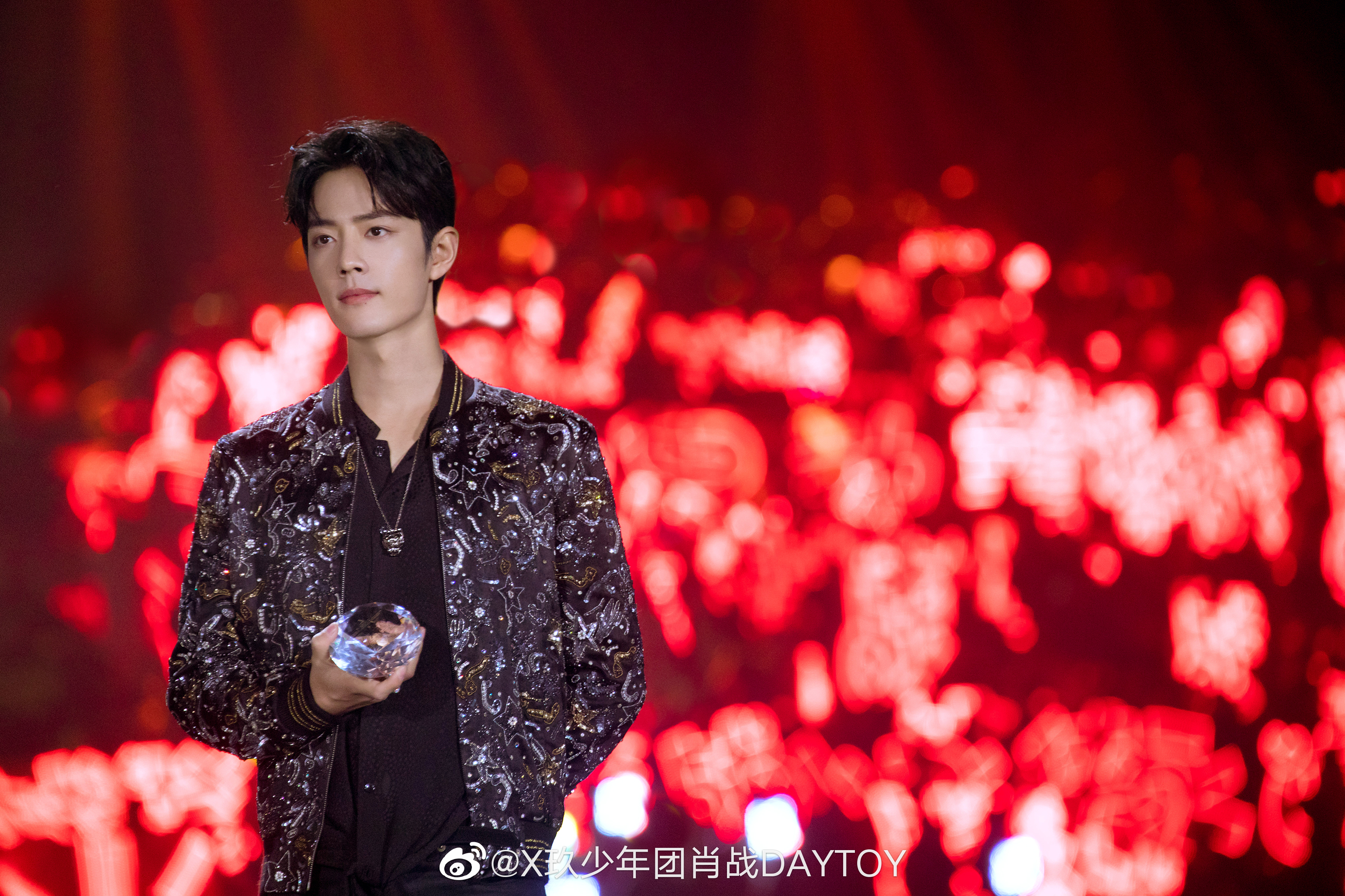 大陸男星肖戰因《陳情令》受到注目，贏得許多人氣獎項。（翻攝自肖戰微博）