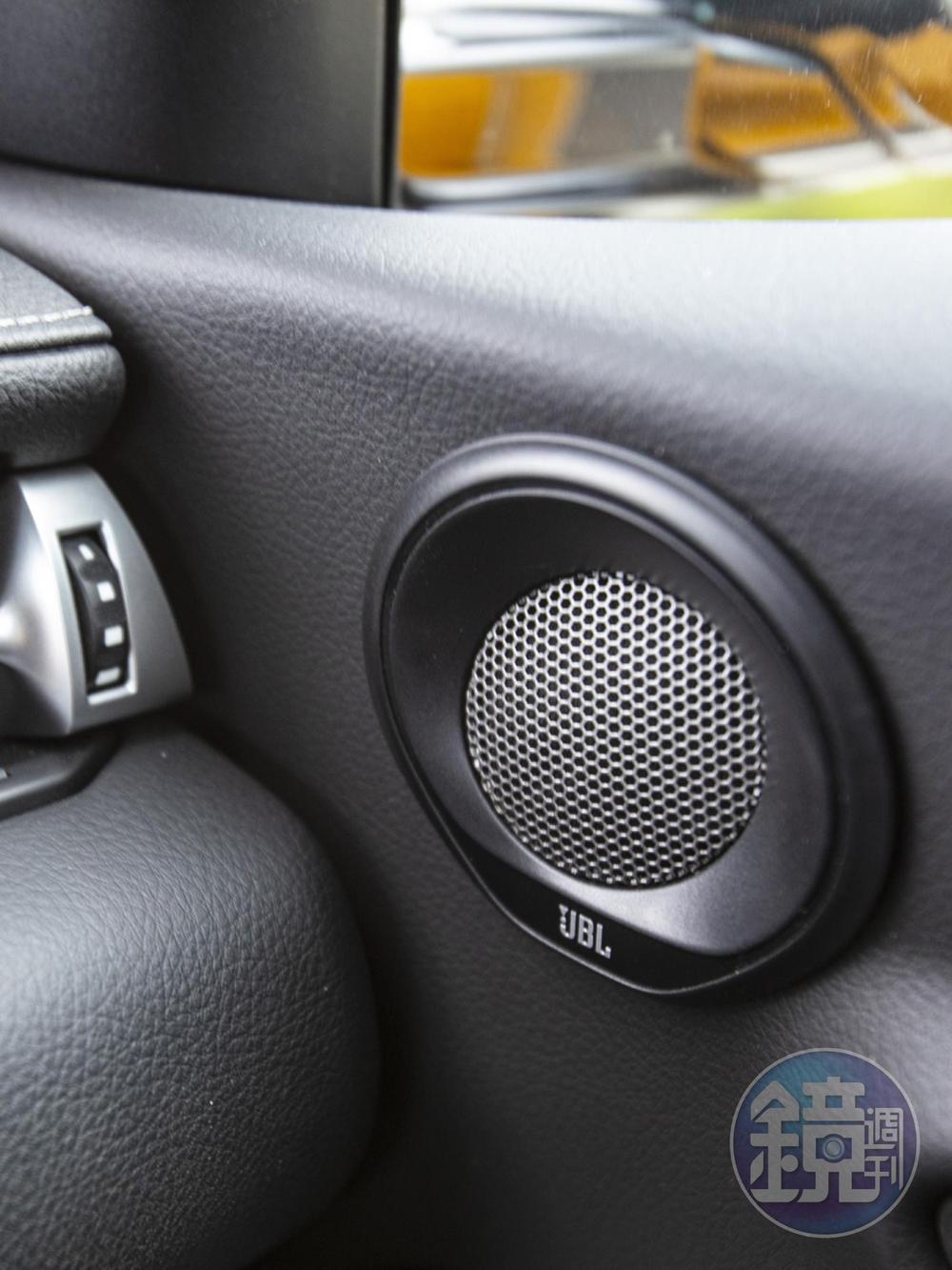 試駕車標配JBL 12具揚聲器立體環繞音響。