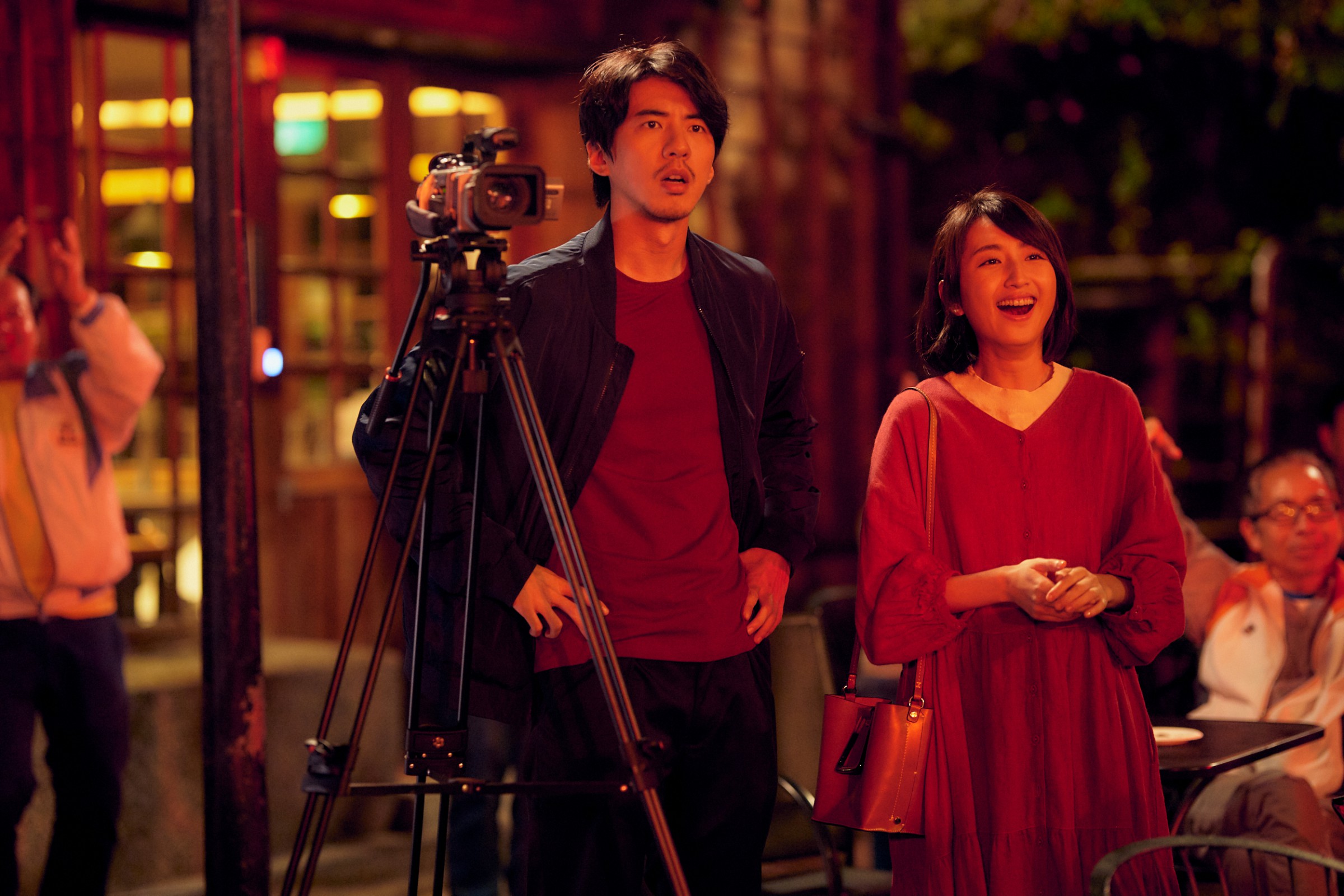 傅孟柏、柯佳嬿戲中一起指導偏鄉學生參加選秀比賽，兩人也產生微妙情愫。（甲上提供）